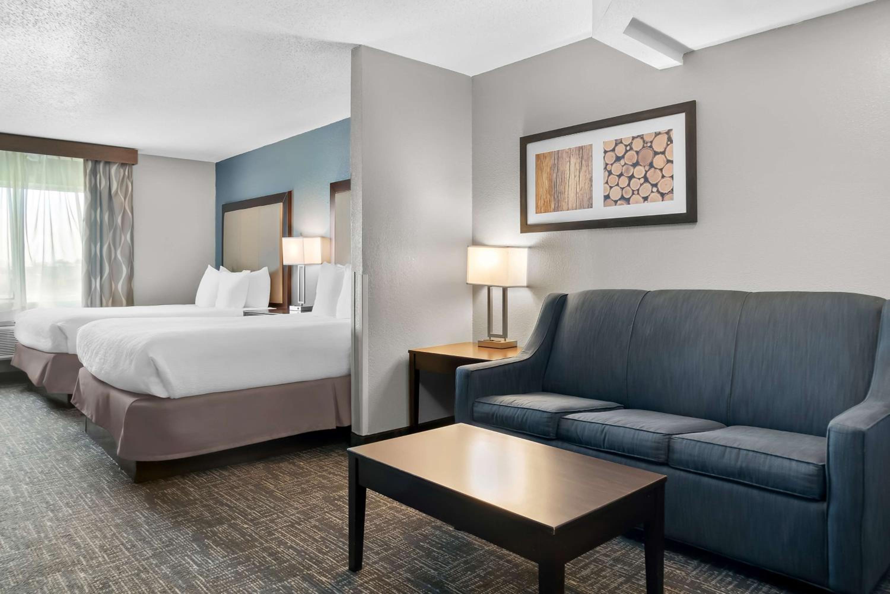 Queen Suite with Two Queen Beds and Fireplace - Non-Smoking - Photo 1