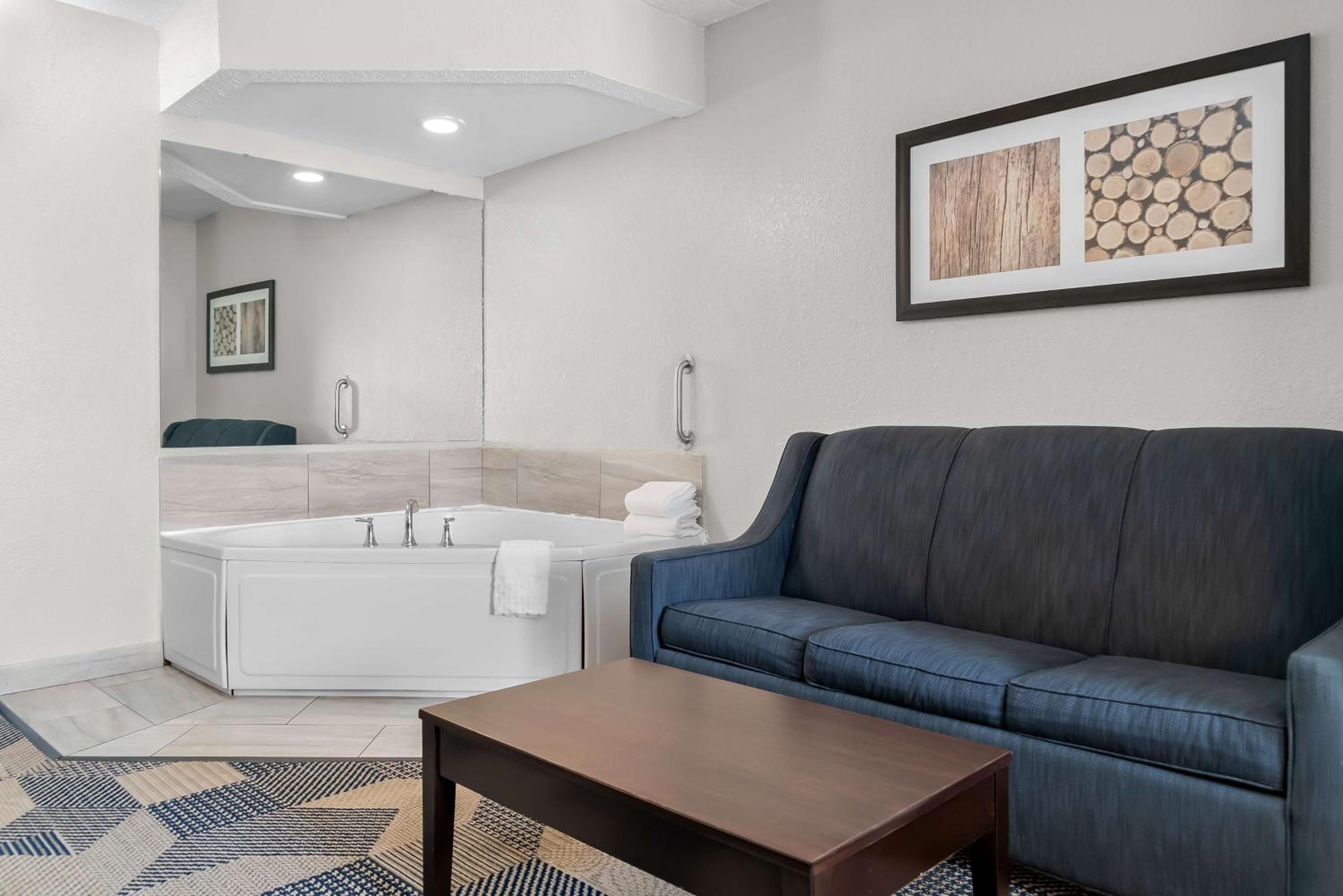 King Suite with Spa Bath - Photo 2