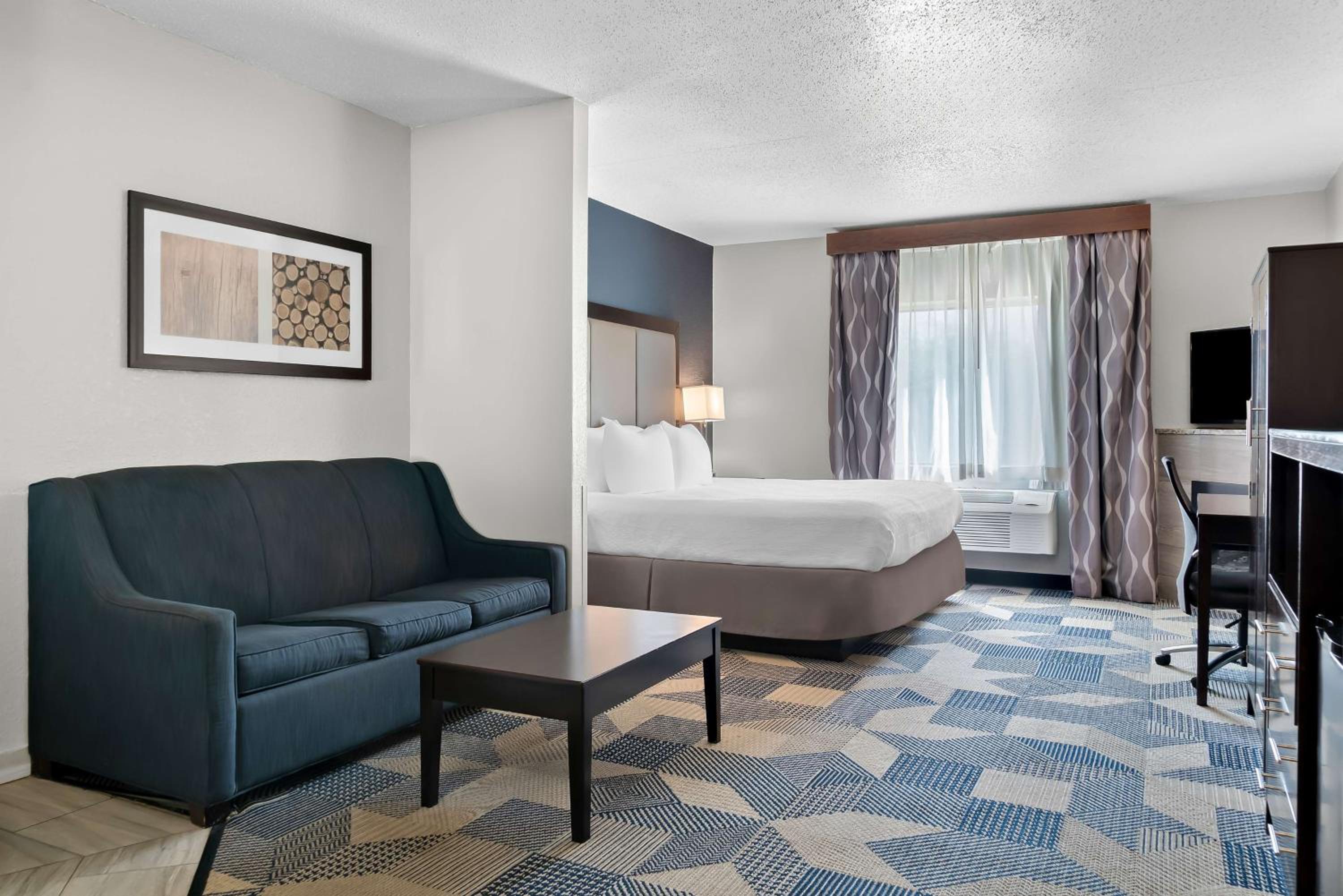 King Suite with Spa Bath - Photo 4