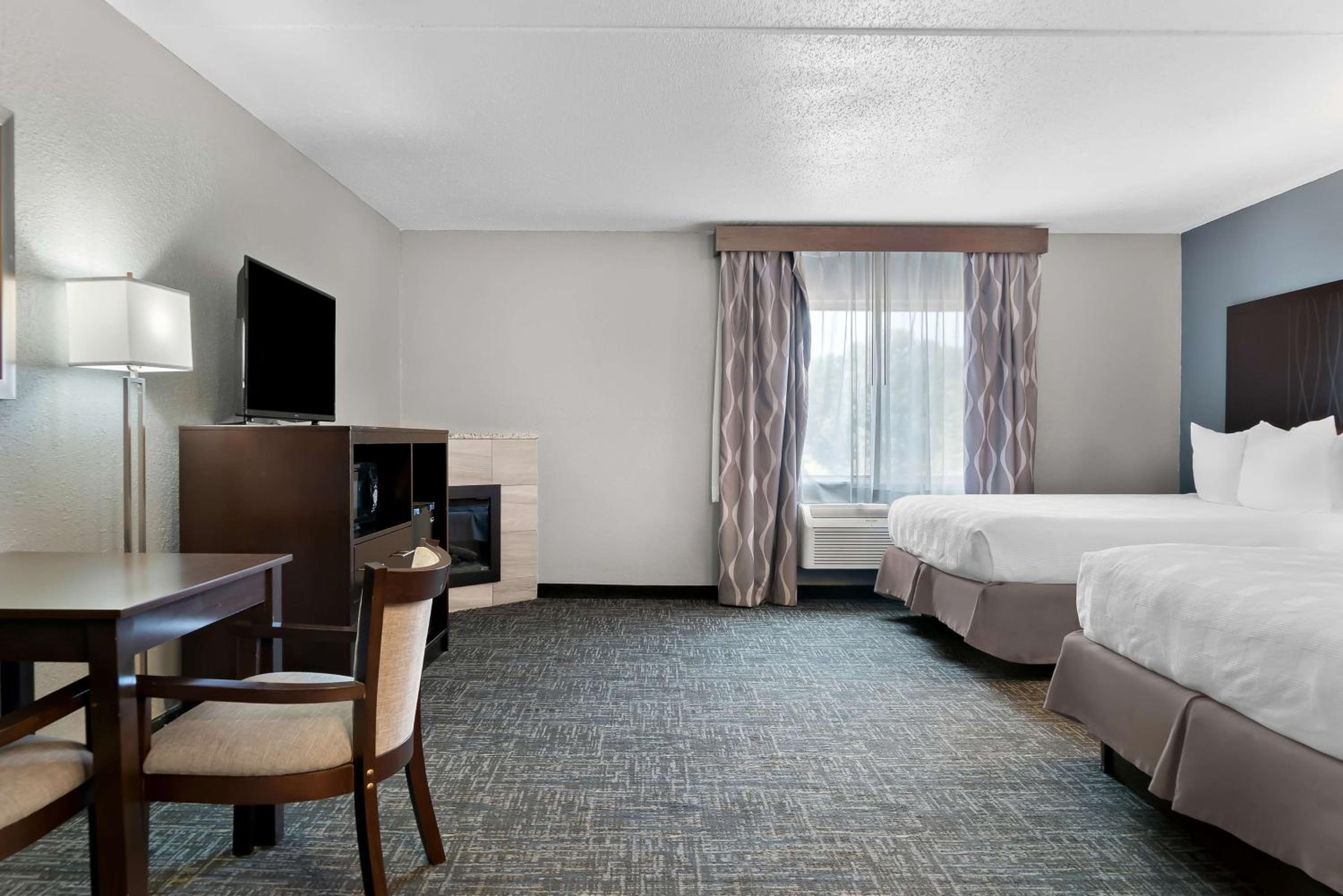 Queen Suite with Two Queen Beds and Sofa Bed - Non-Smoking - Photo 2
