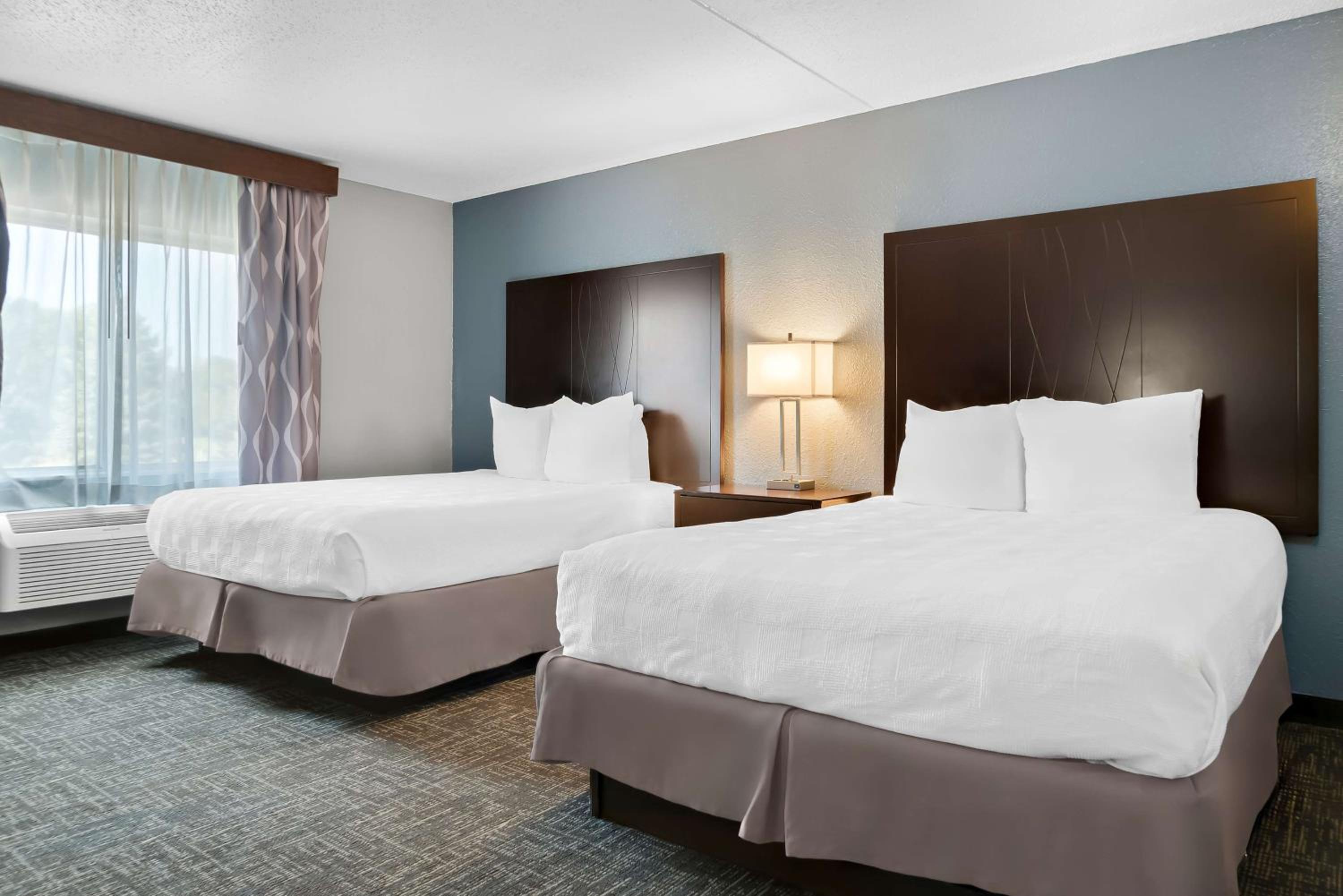 Queen Suite with Two Queen Beds and Sofa Bed - Non-Smoking - Photo 1