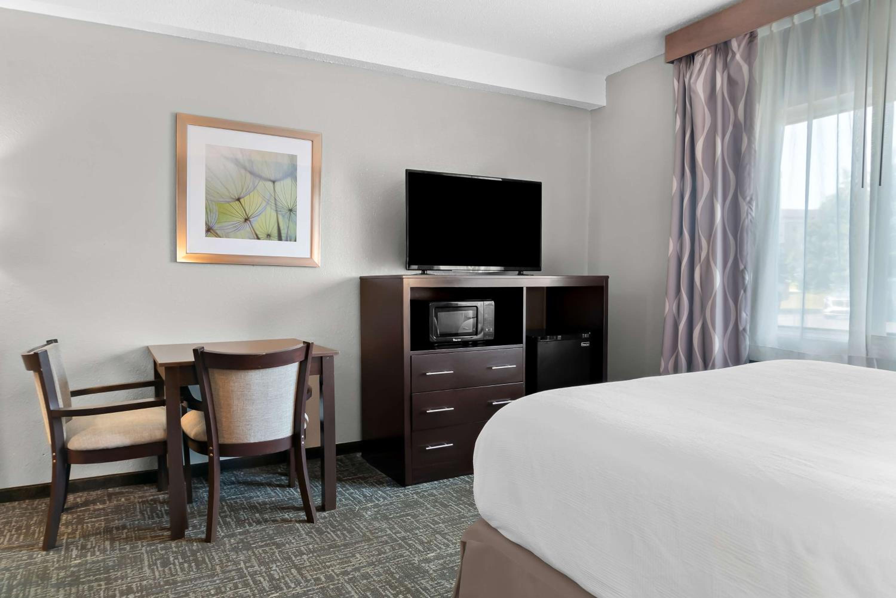 Queen Room with Roll-In Shower - Mobility Access - Photo 2