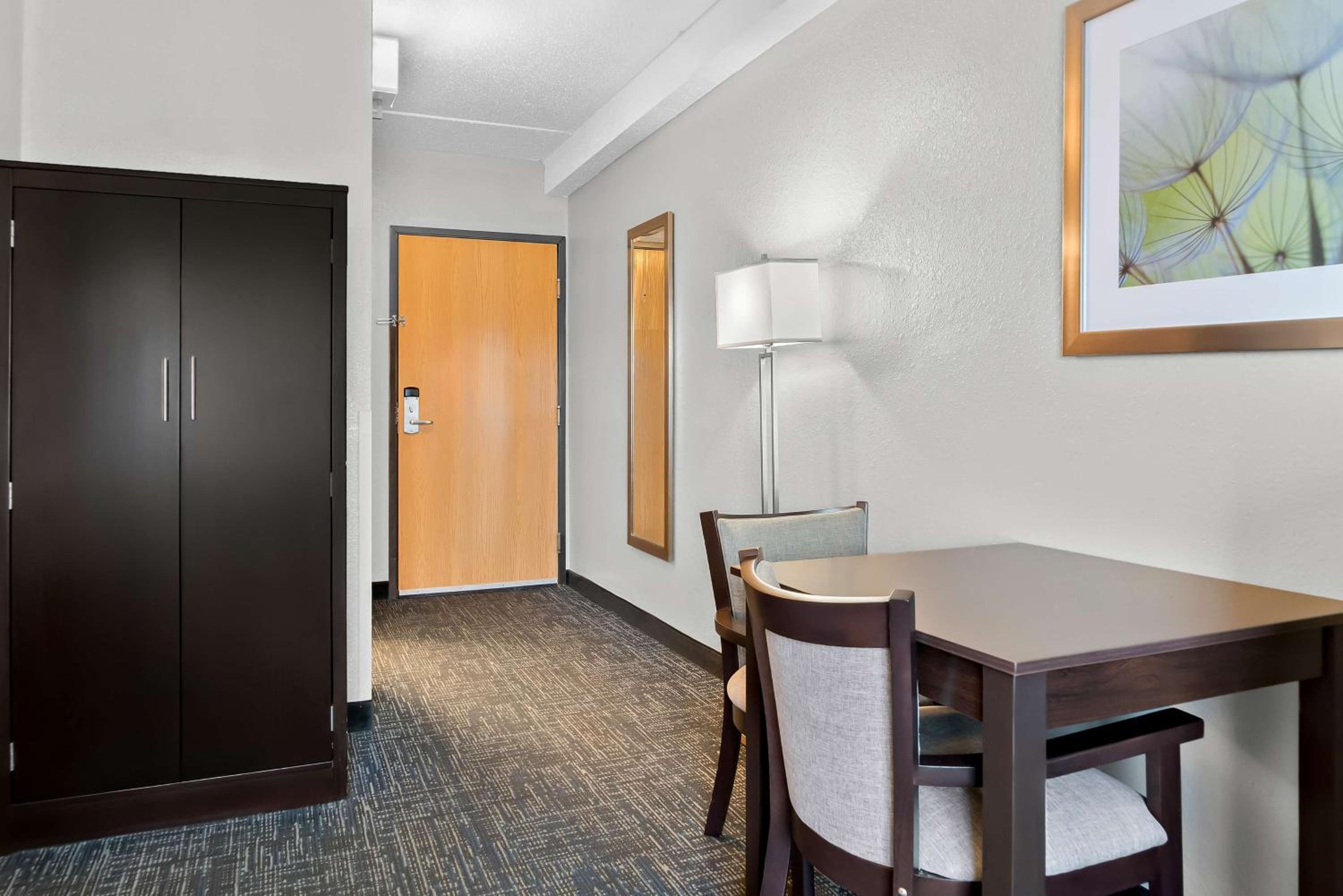 Queen Room with Roll-In Shower - Mobility Access - Photo 5