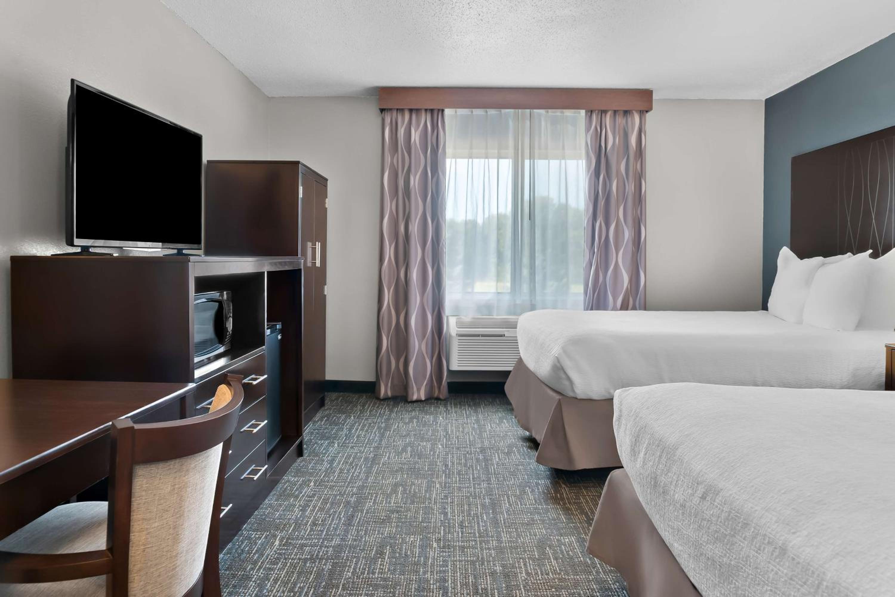 Queen Room with Two Queen Beds - Non-Smoking - Photo 3