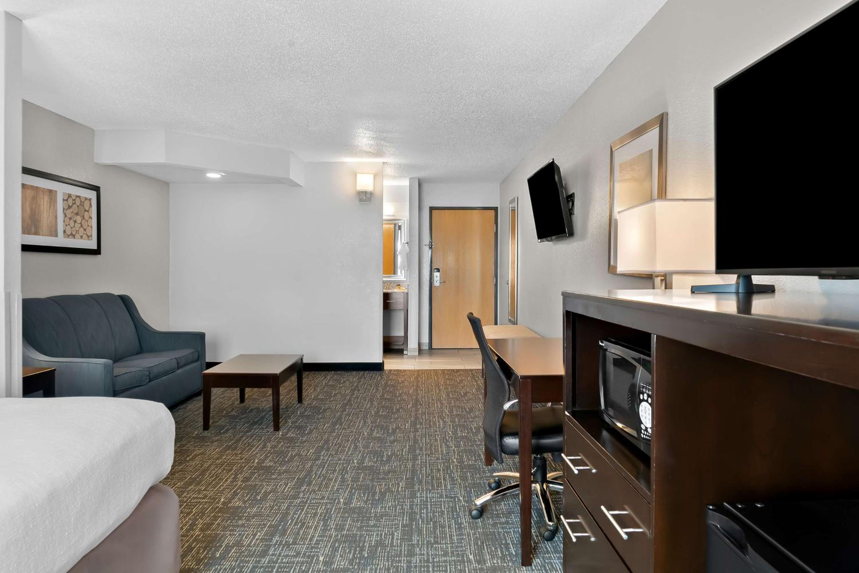 King Suite with Sofa Bed - Photo 4