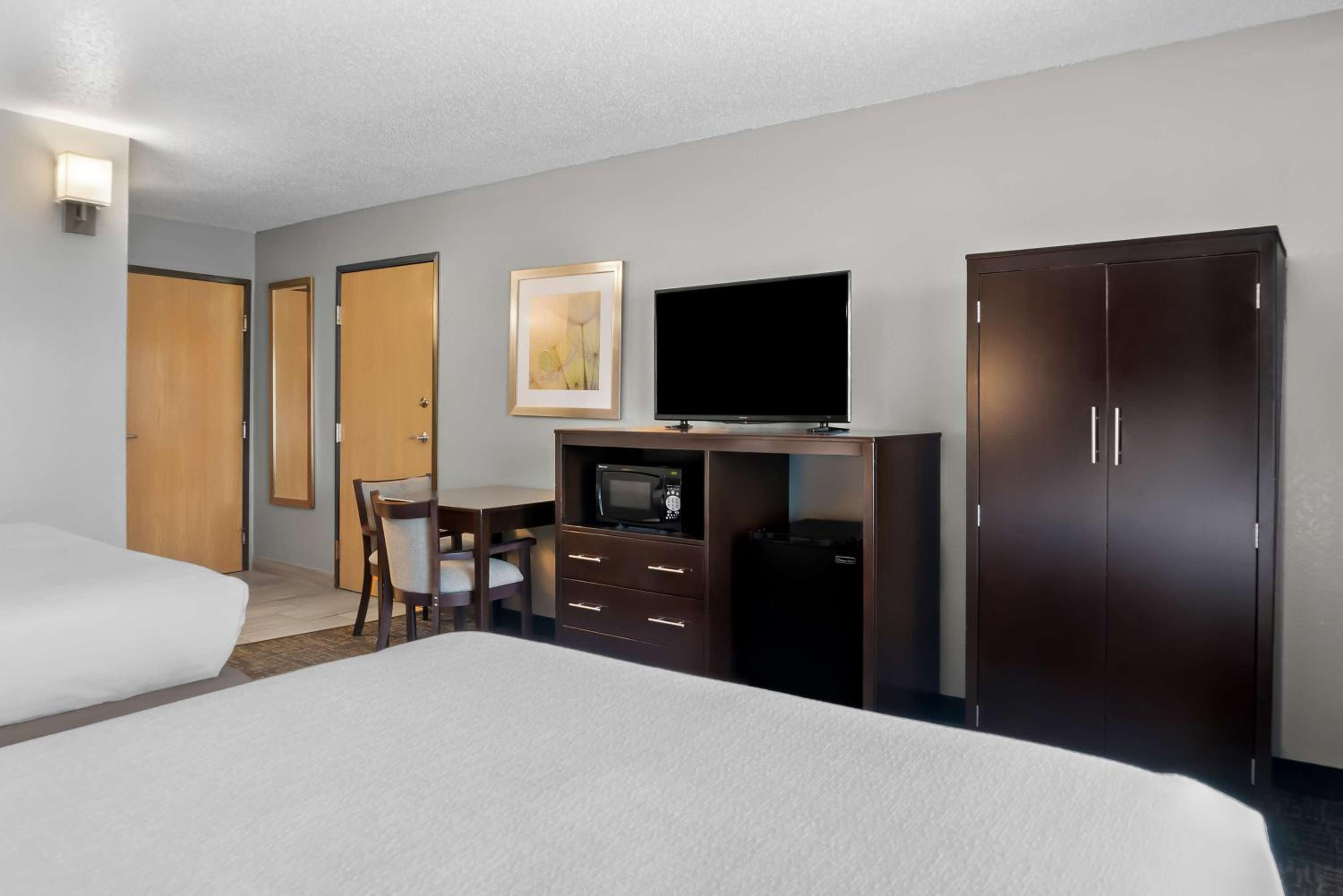 Queen Room with Two Queen Beds - Non-Smoking - Photo 6