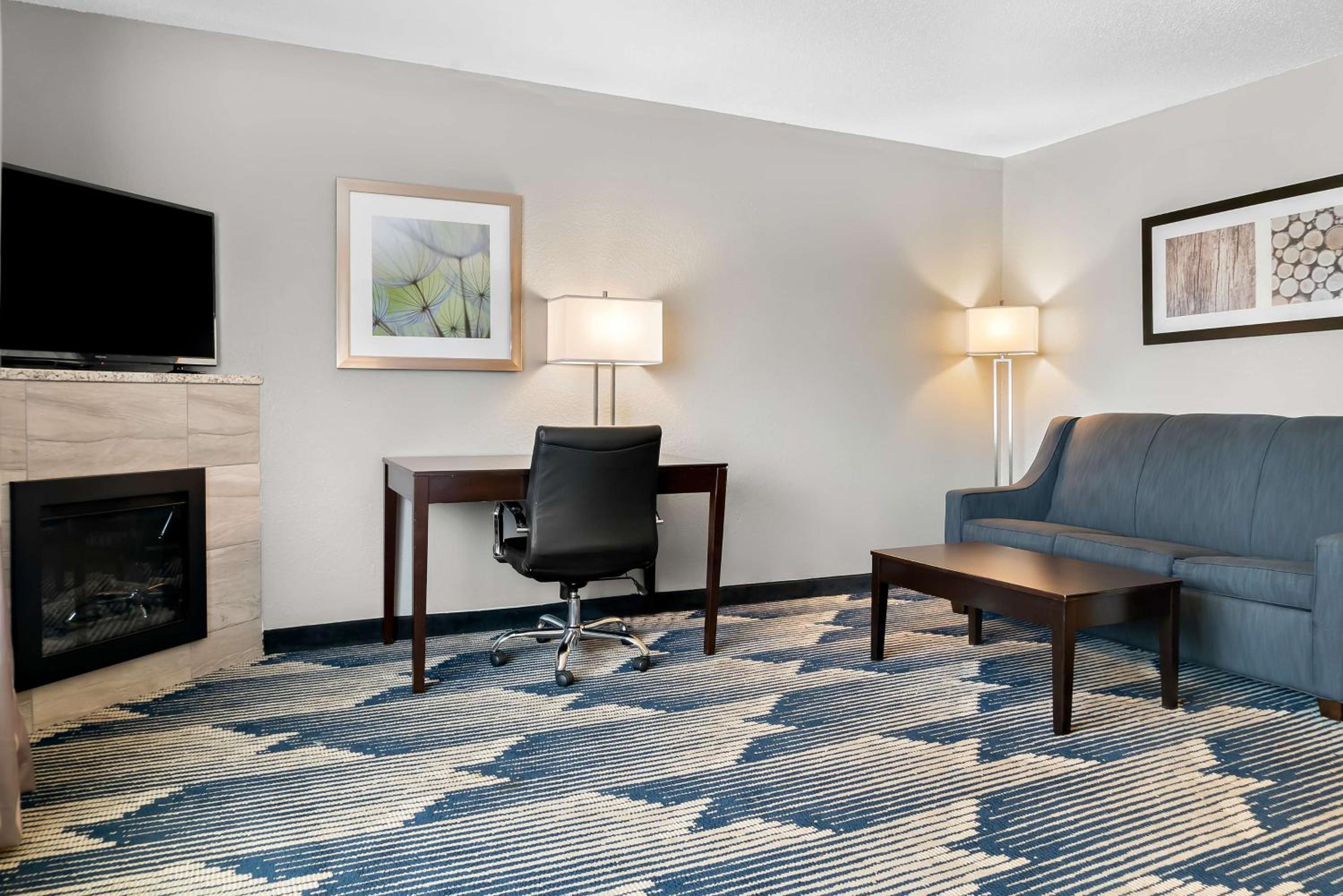King Suite with Whirlpool and Sofa Bed - Photo 1