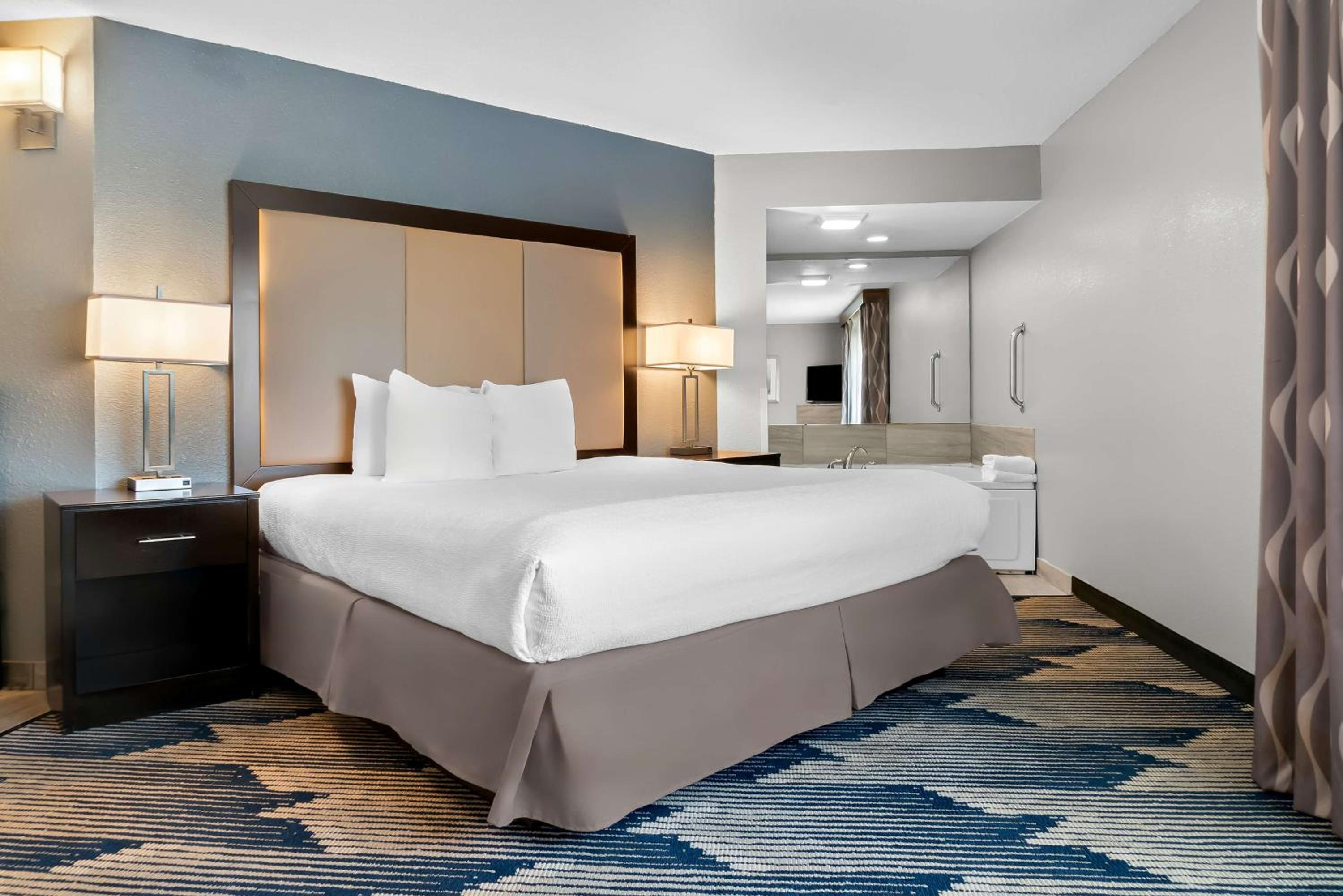 King Suite with Whirlpool and Sofa Bed - Photo 5