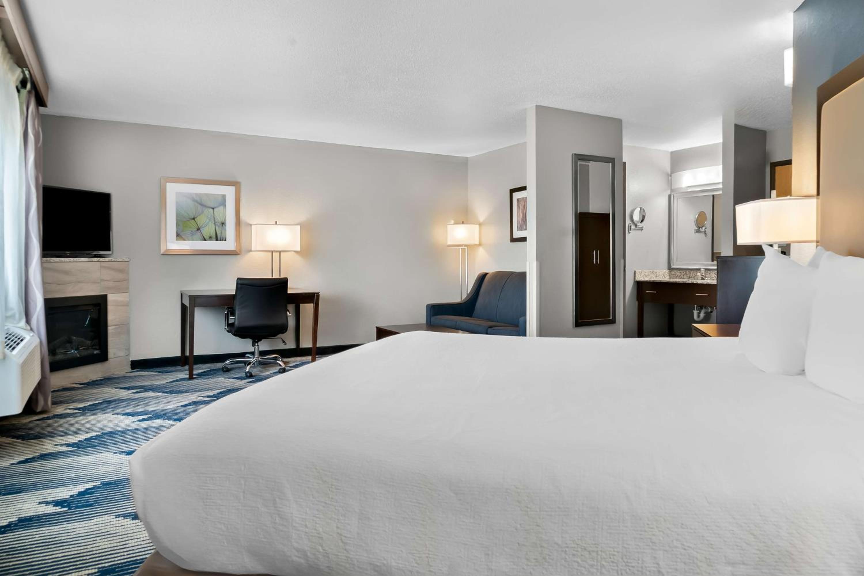 King Suite with Whirlpool and Sofa Bed - Photo 4