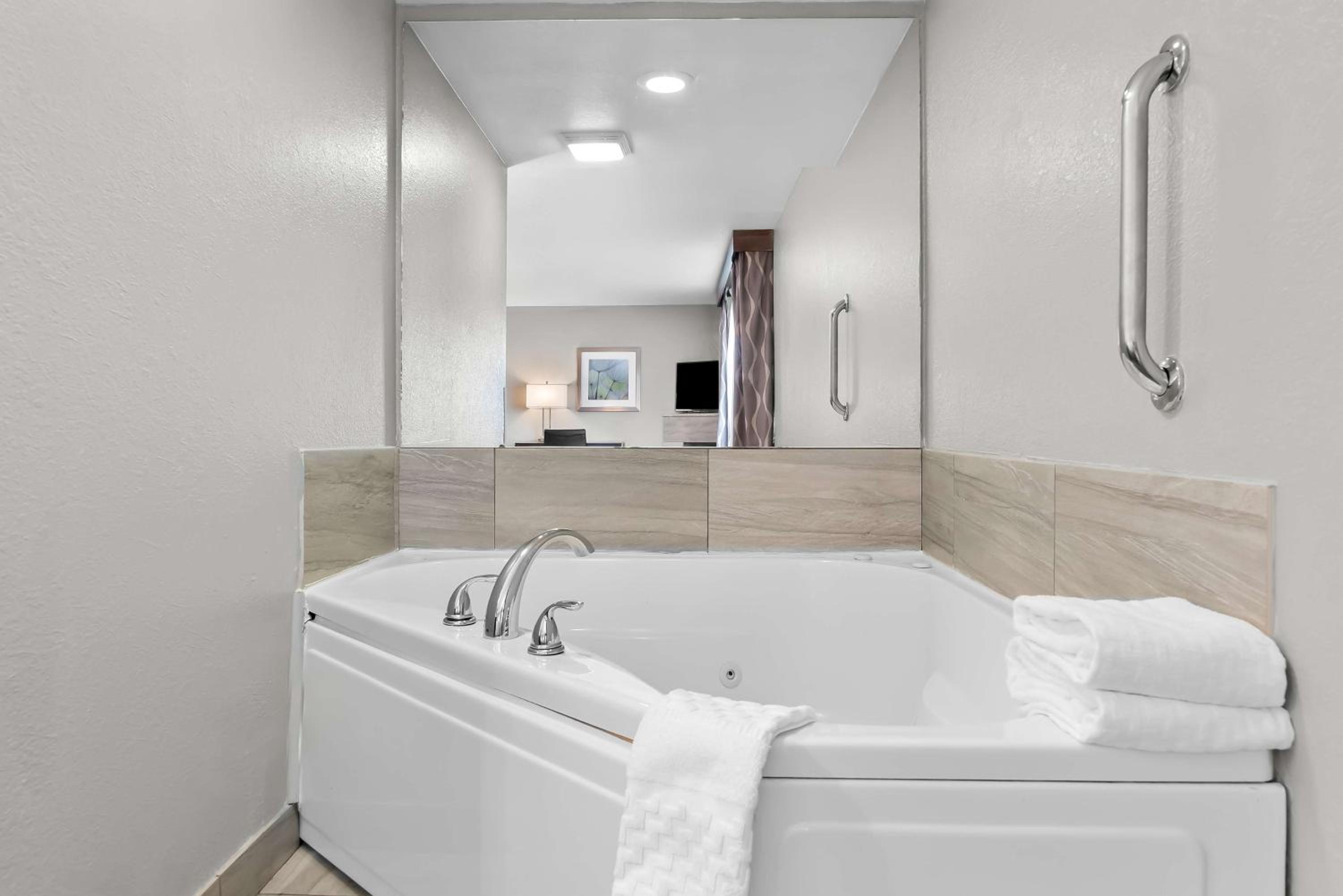King Suite with Whirlpool and Sofa Bed - Photo 2
