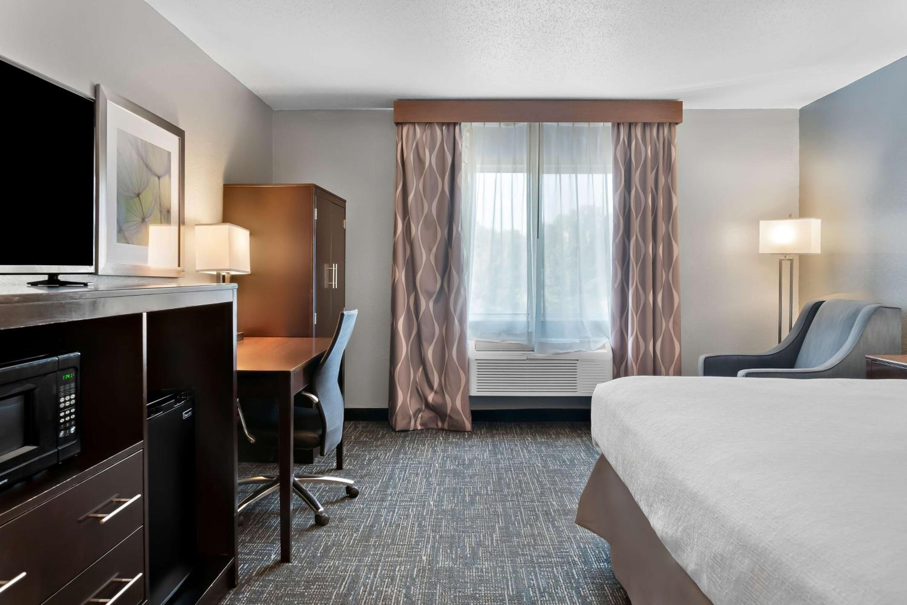 King Room - Non-Smoking - Photo 2