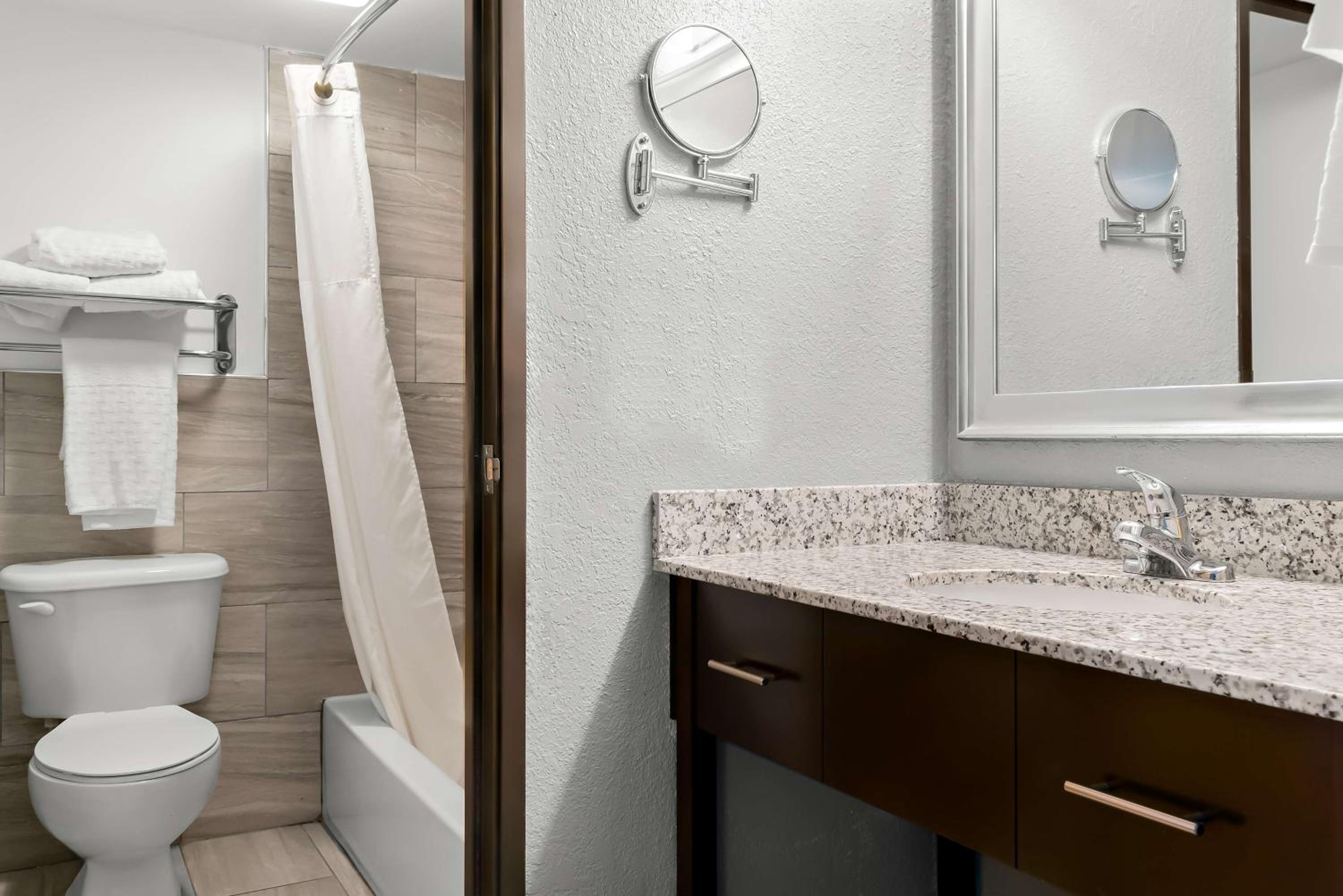 King Suite with Spa Bath - Photo 3