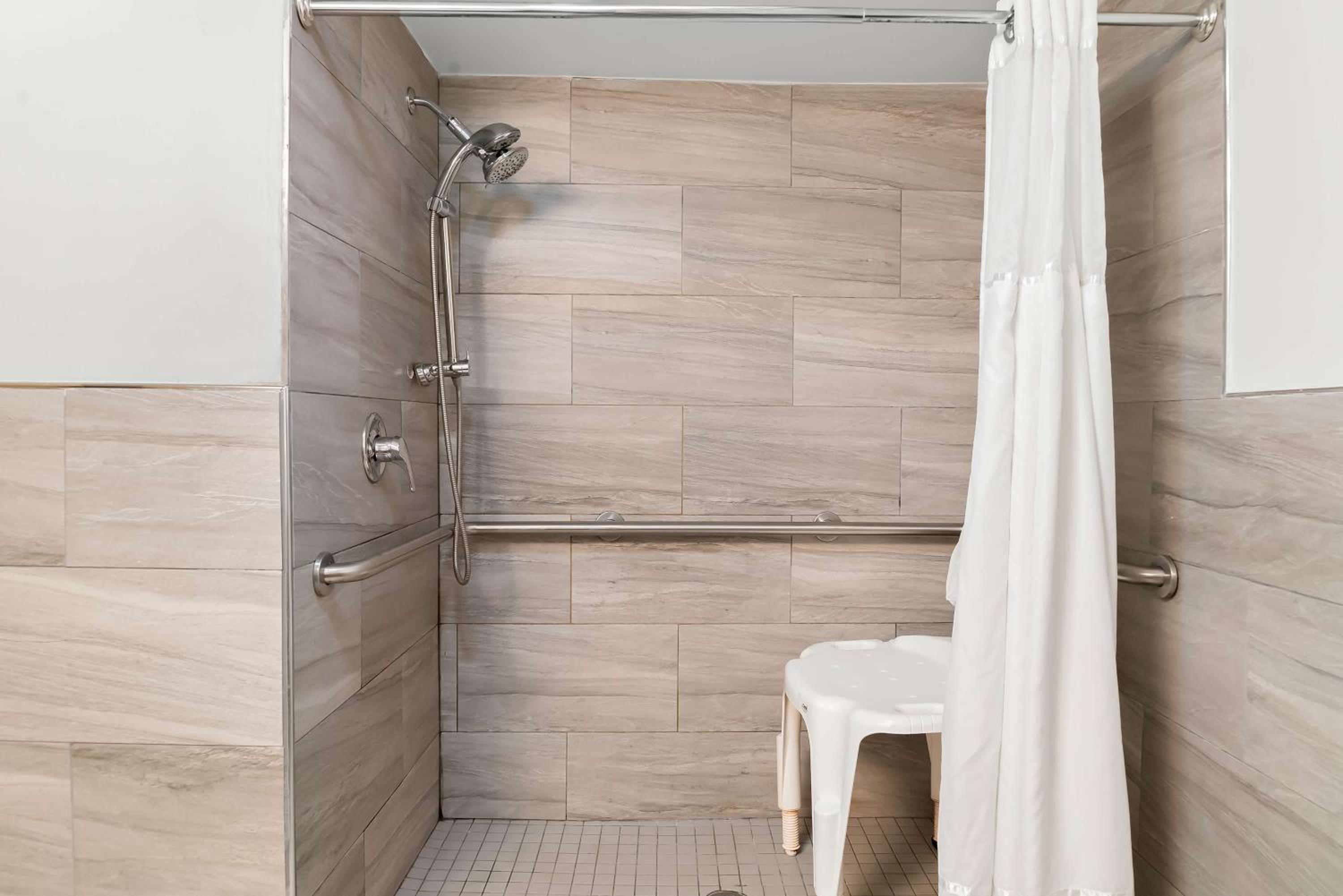 Queen Room with Roll-In Shower - Mobility Access - Photo 4