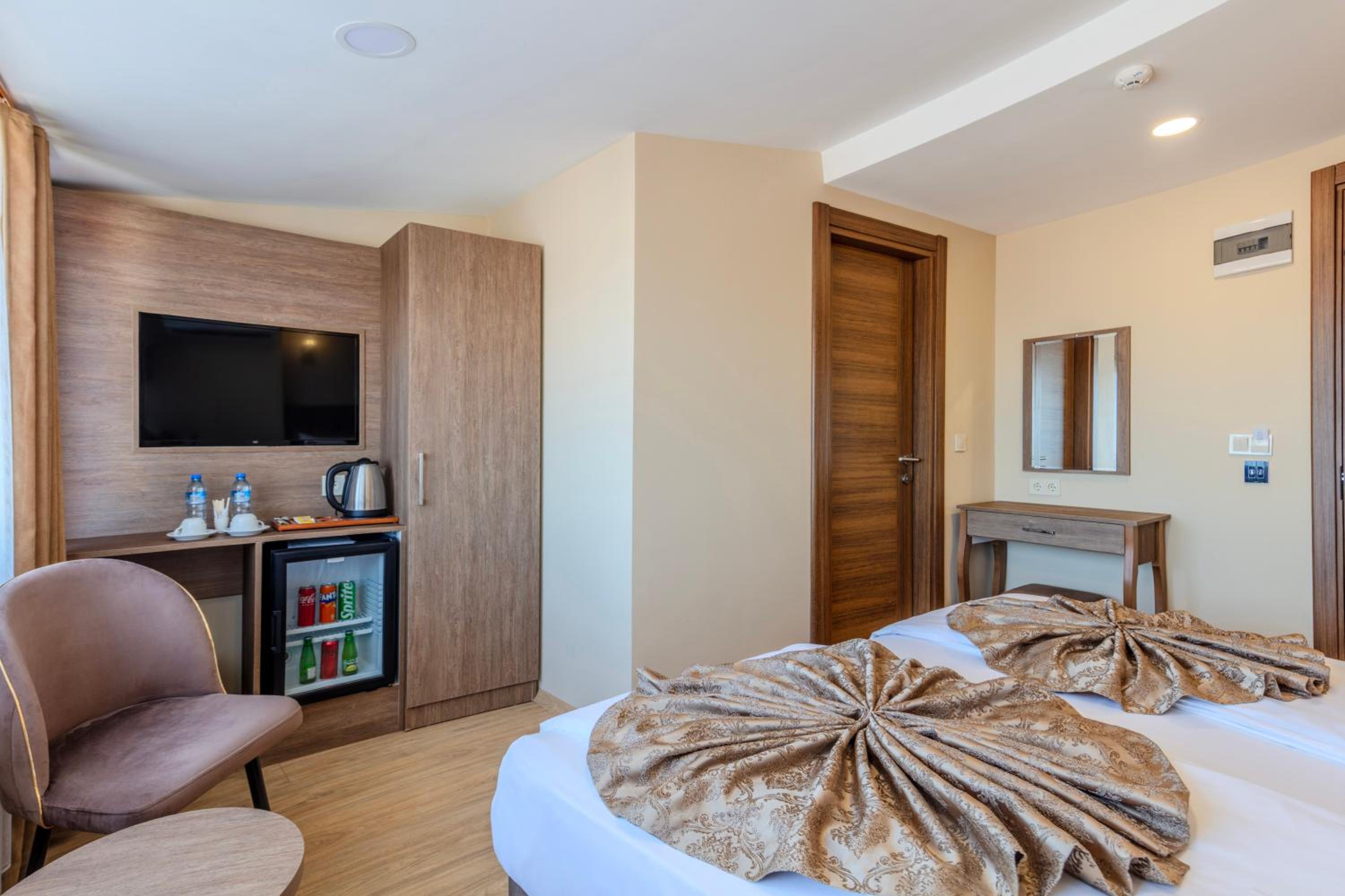 Double or Twin Room with Side Sea View photo 2