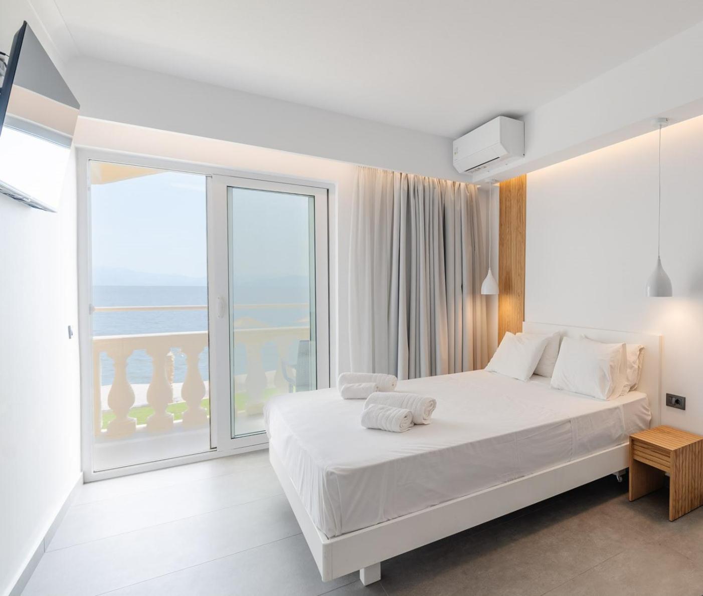 Superior Deluxe Double or Twin Room with Balcony and Pontikonisi island view - Photo 4