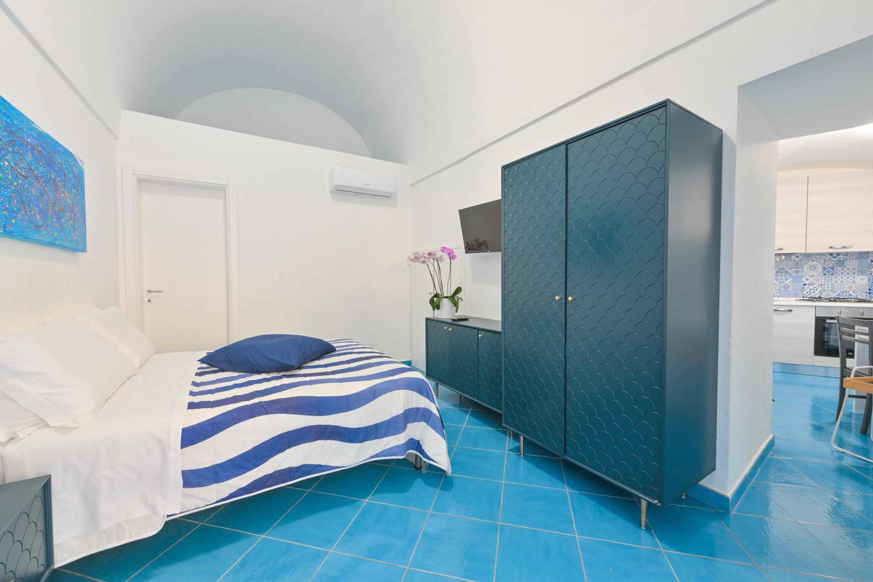 Deluxe One-Bedroom Apartment