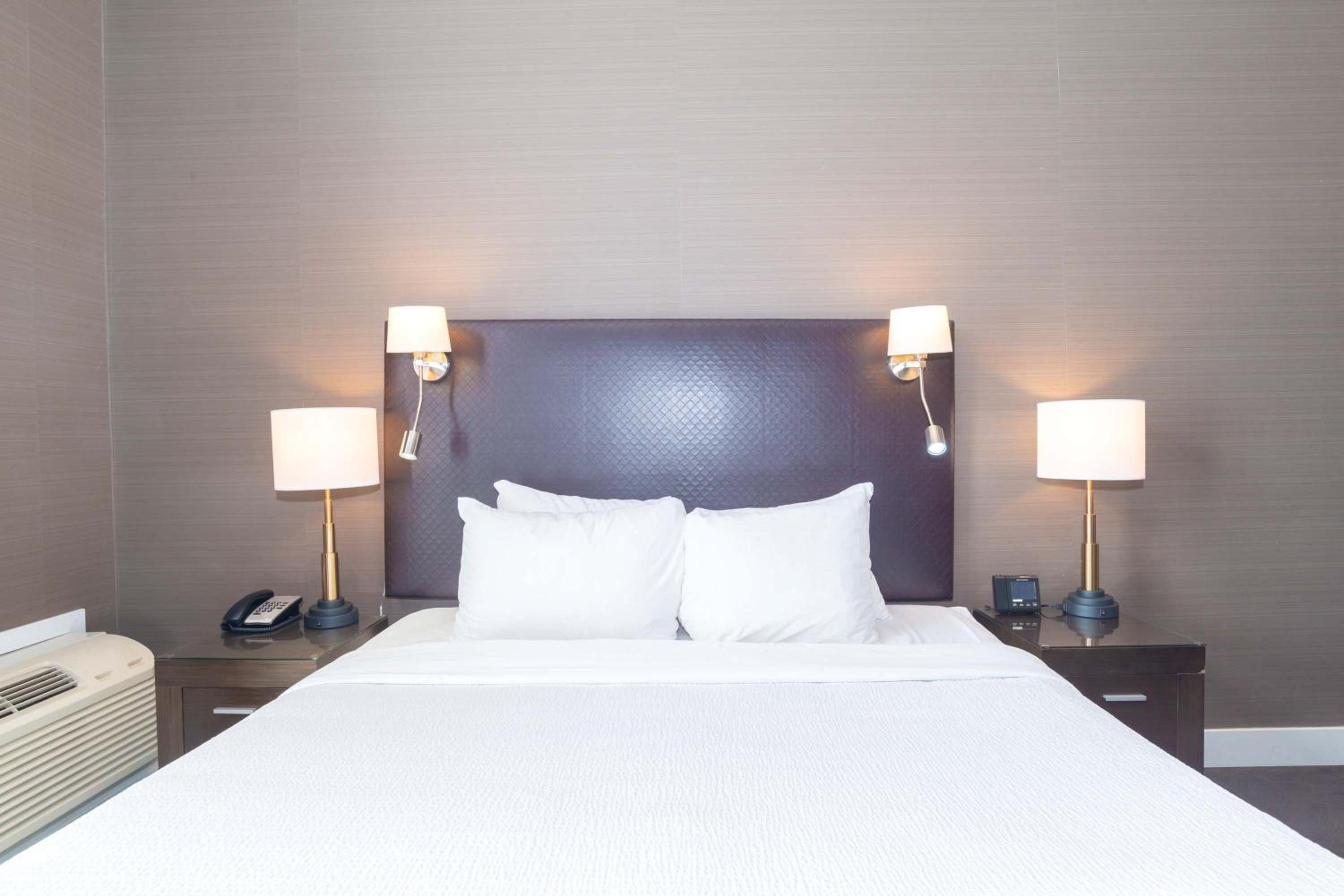 Standard Room, 1 King Bed, City View photo 2
