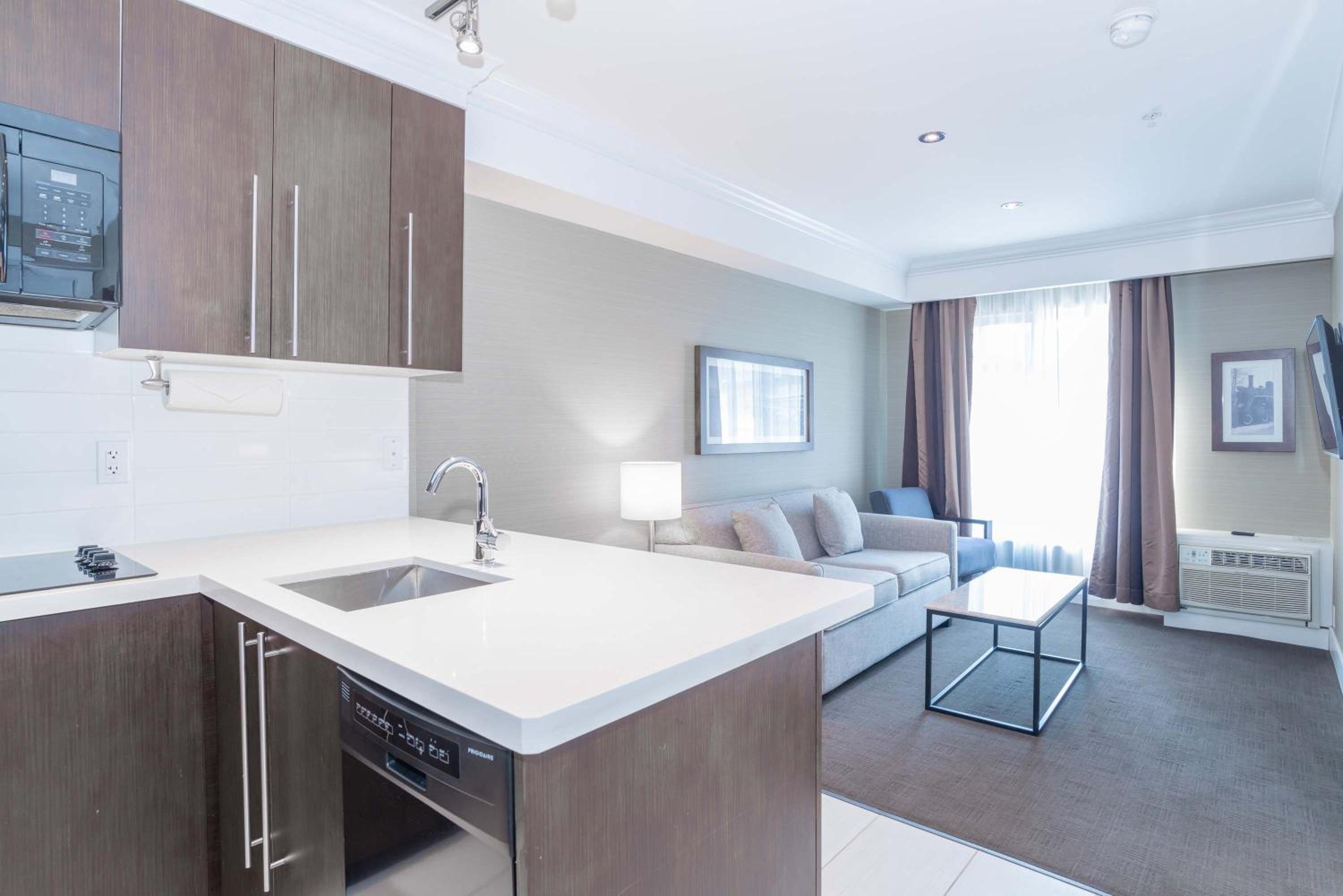 Standard Suite, 1 King Bed, Kitchen, City View photo 3