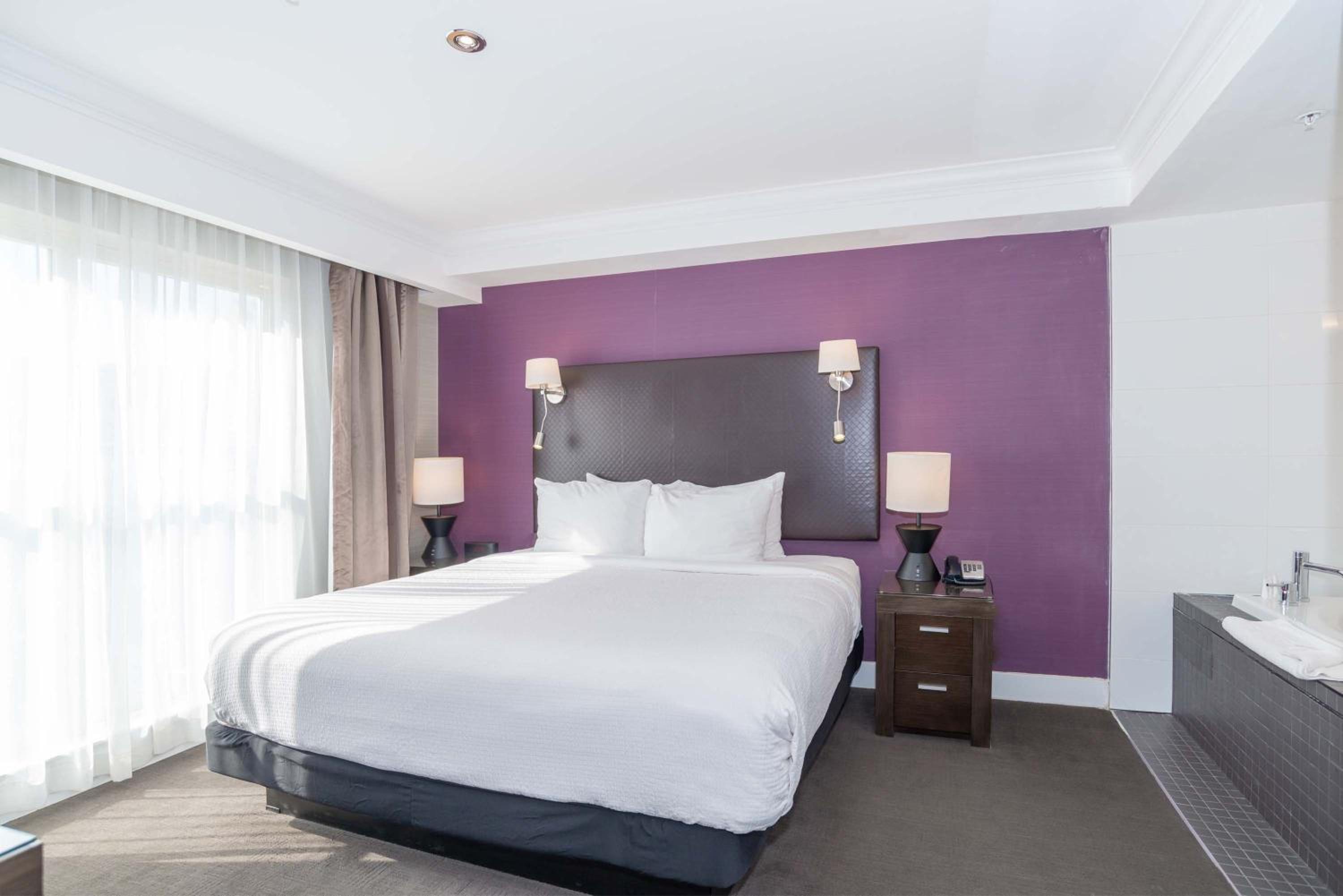 Jacuzzi Suite, 1 King Bed, City View
