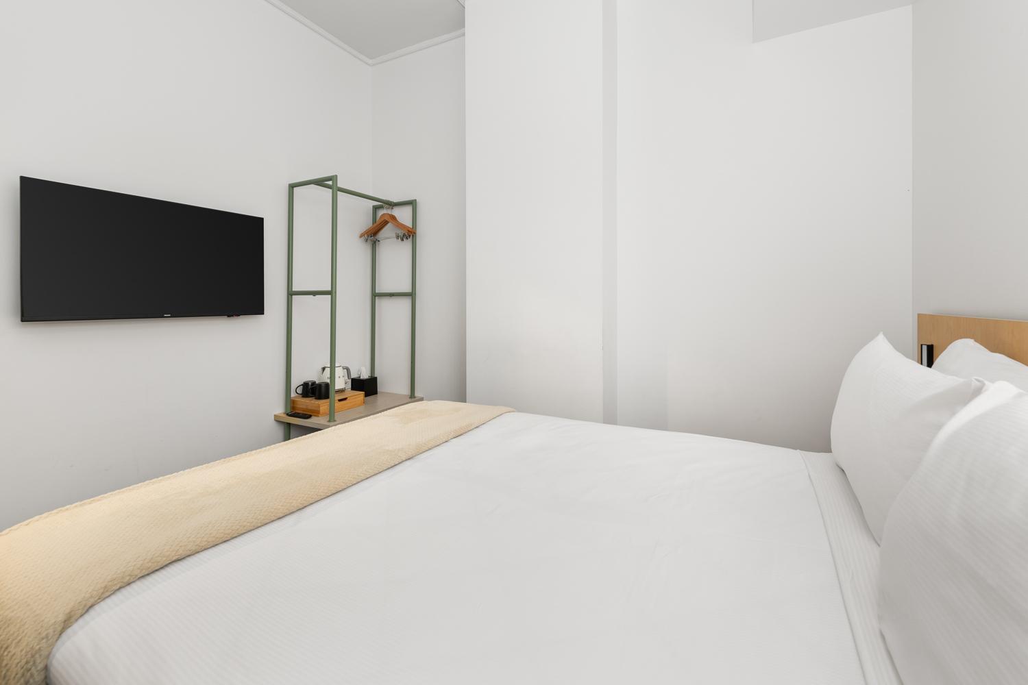 Queen Room with Ensuite thumbnail 5