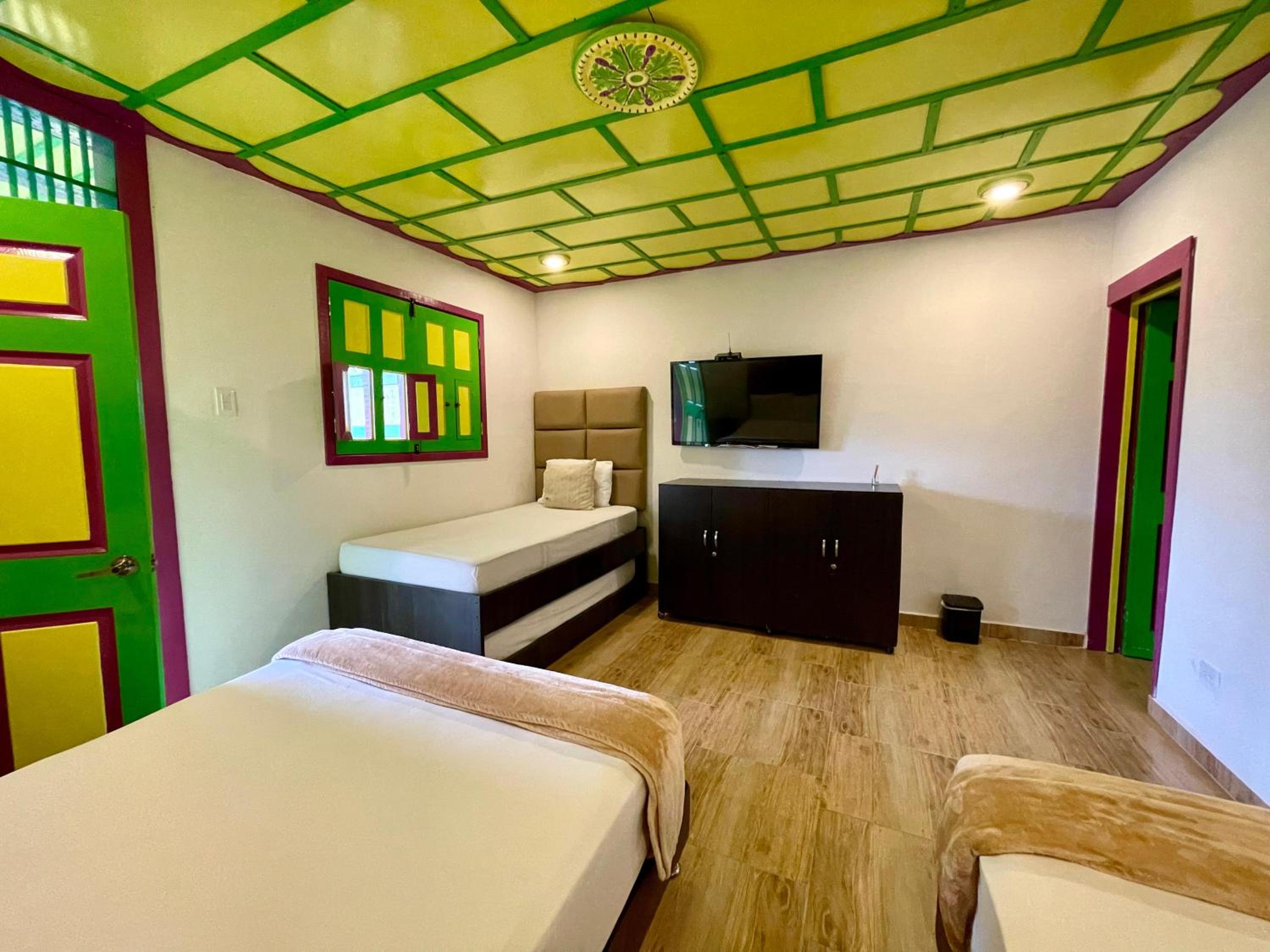 Family Room with Private Bathroom photo 2