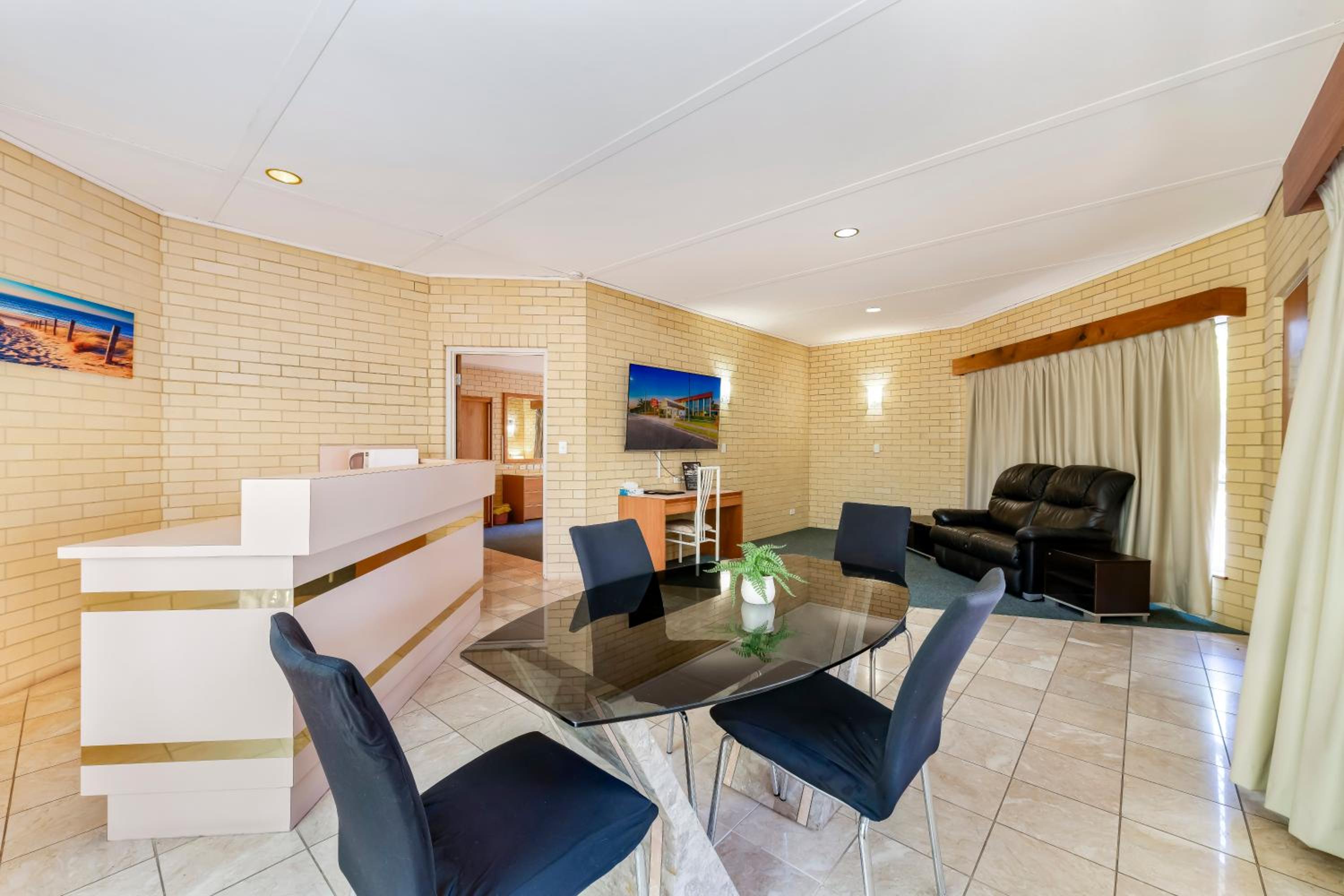 Deluxe Suite with Spa Bath - Photo 16