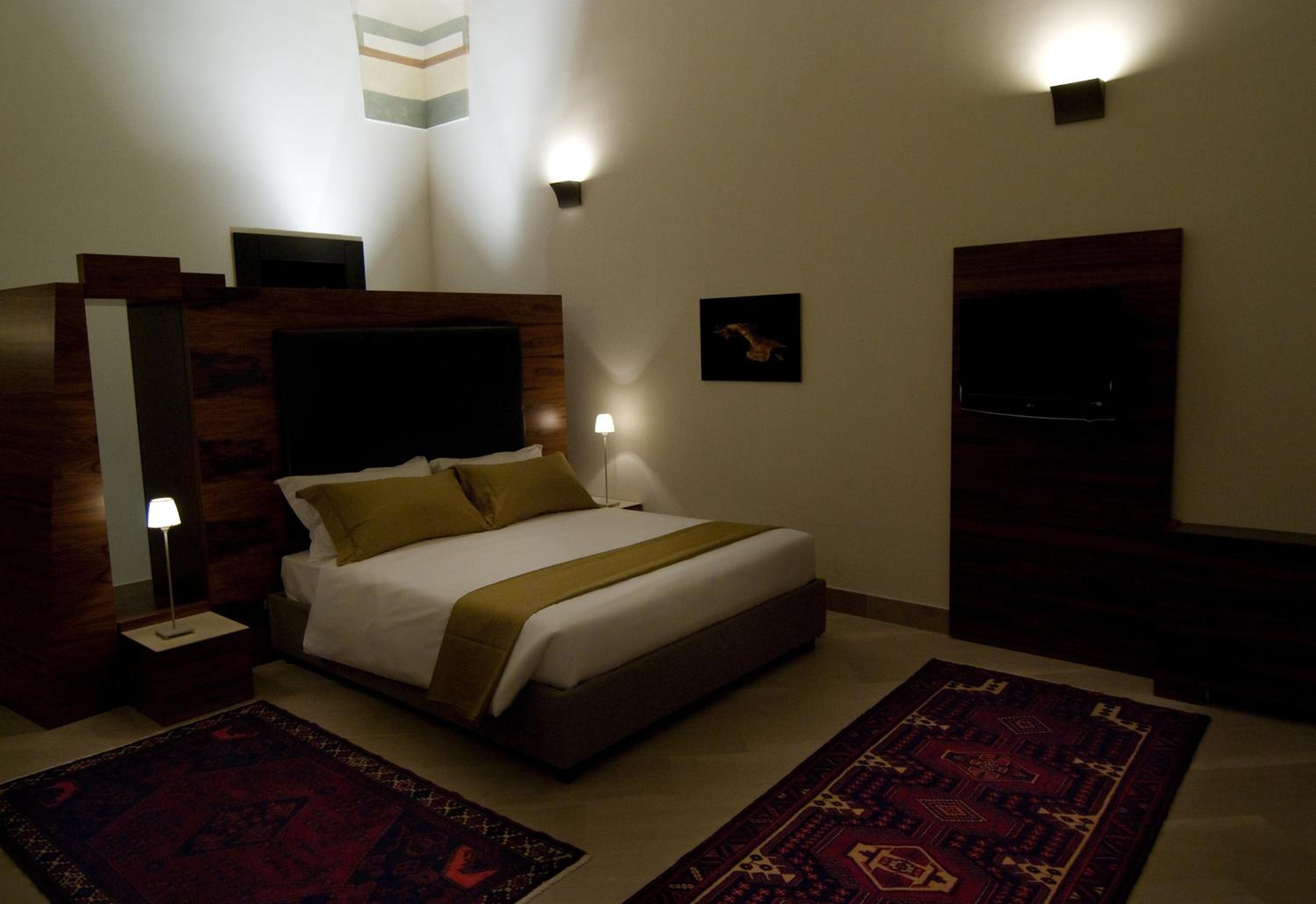 Deluxe Suite with Balcony - Photo 6