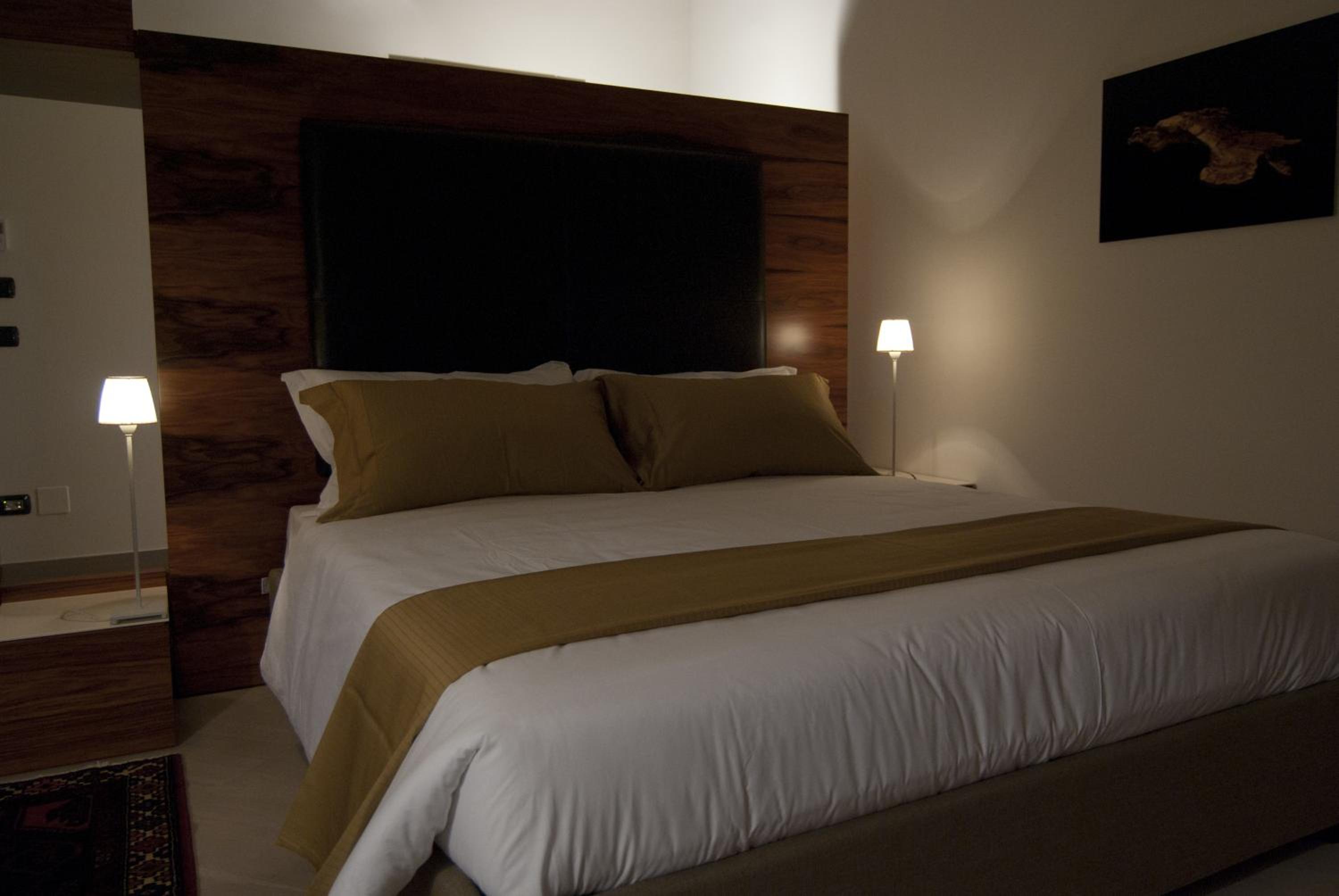Suite with Ceiling Window - Photo 15