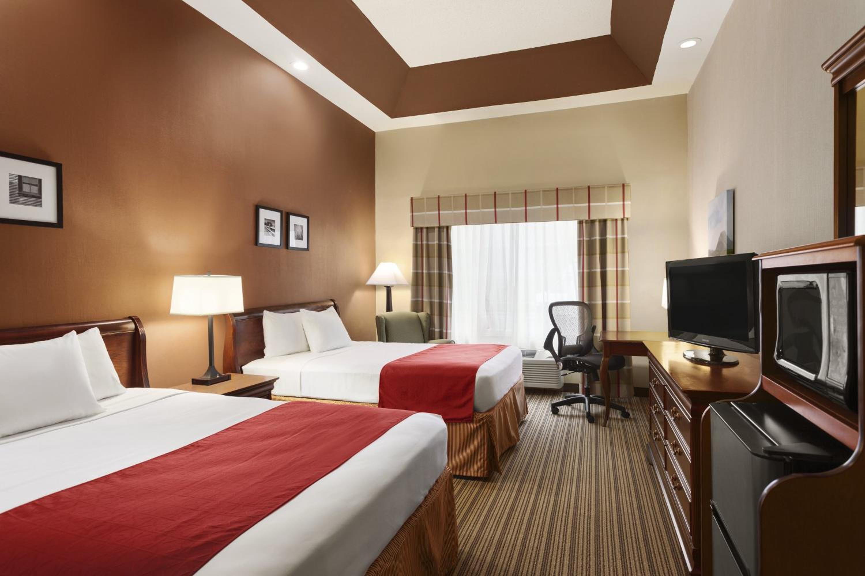 Queen Room with Two Queen Beds - Non-Smoking - Photo 4