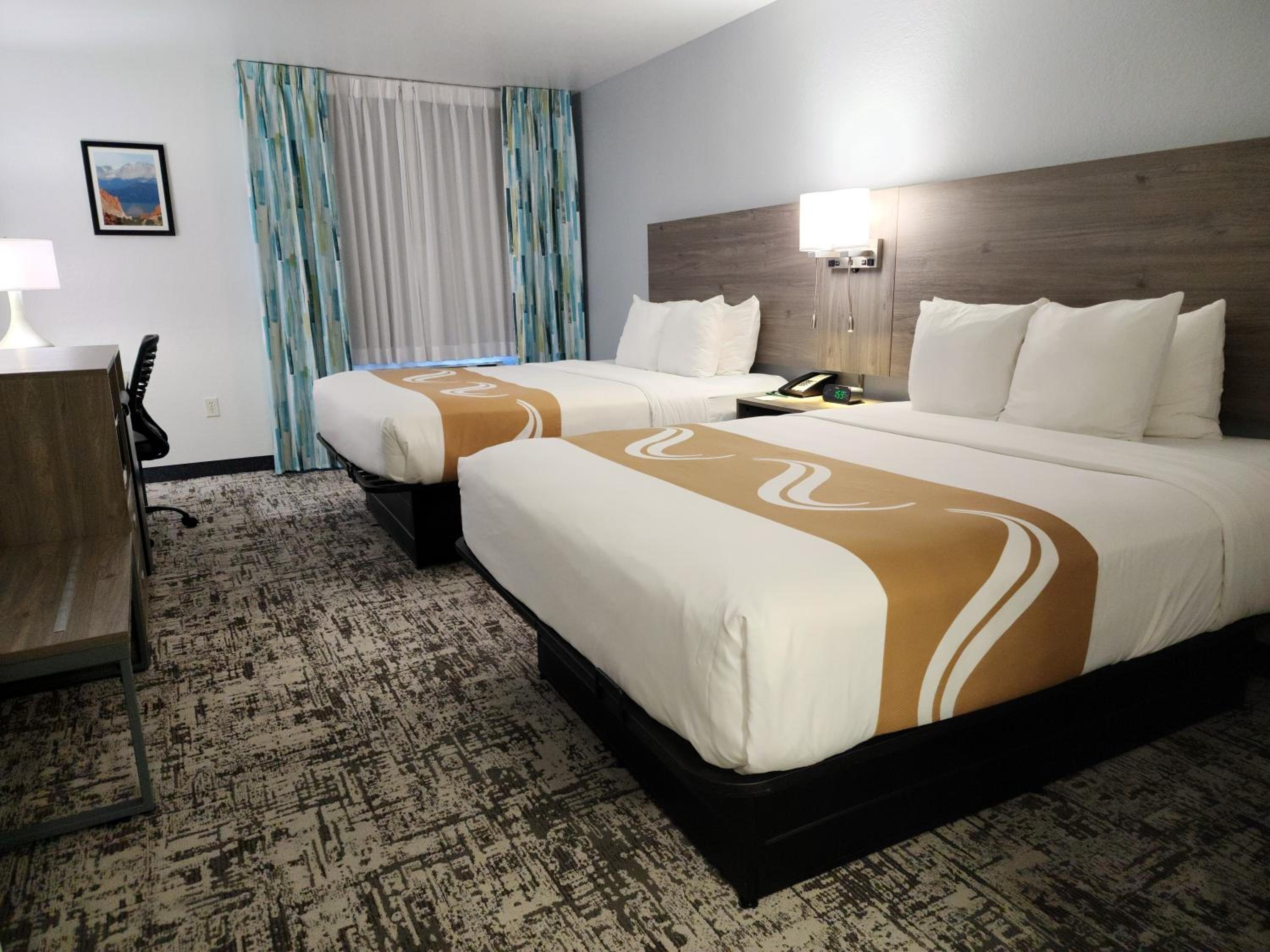 Queen Room with Two Queen Beds - Non-Smoking - Photo 2