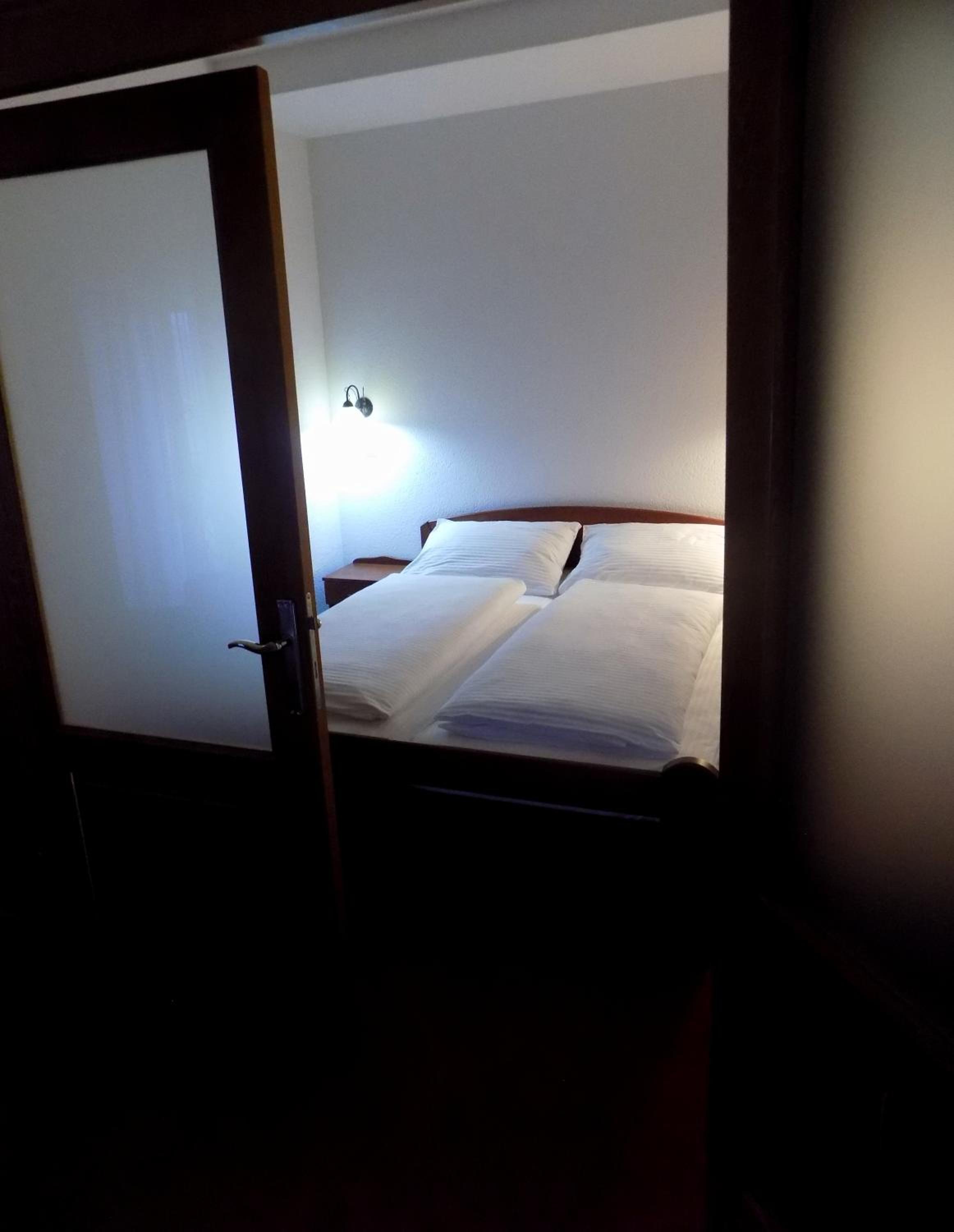 Deluxe Double Room (2 Adults + 1 Child) - Photo 8