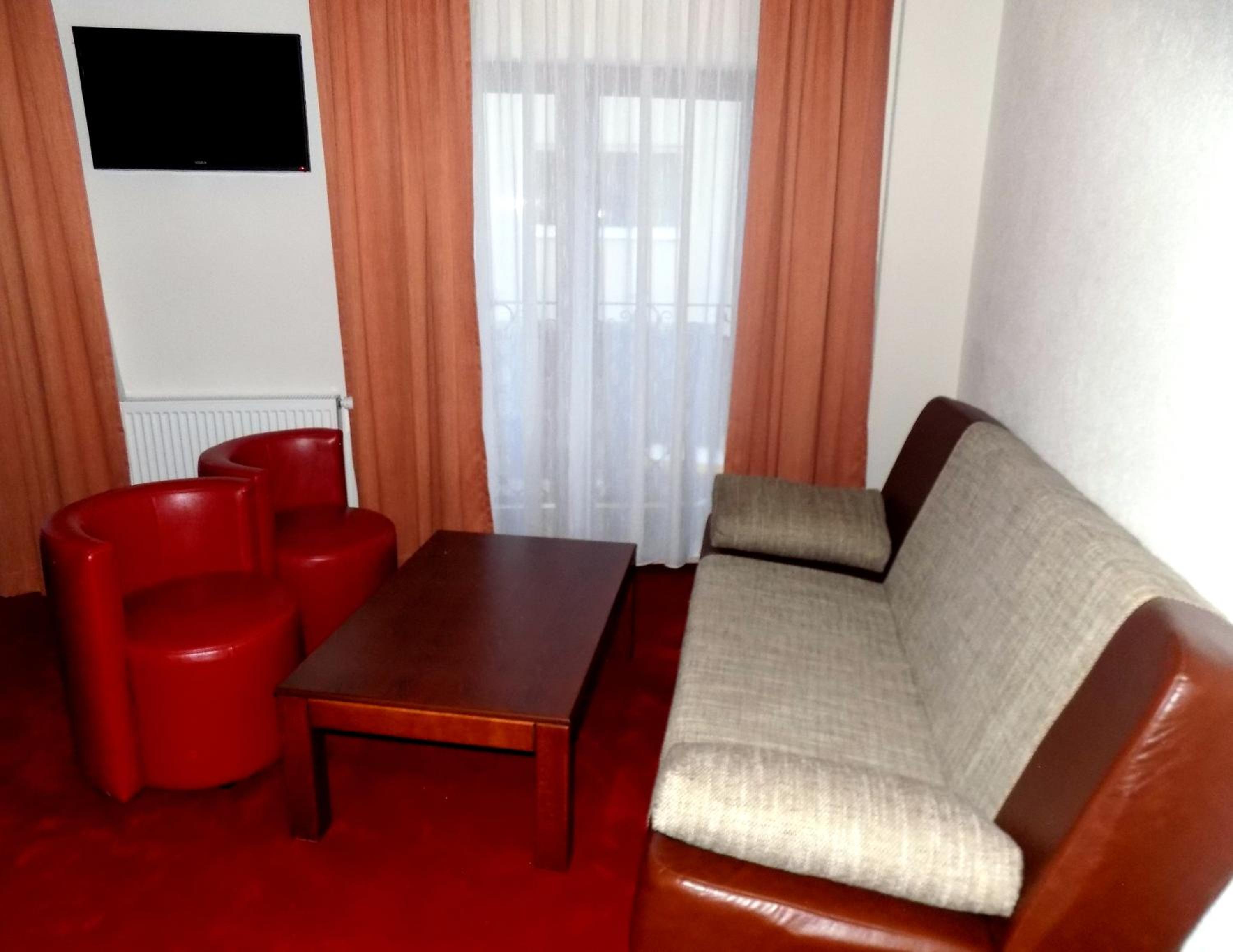 Deluxe Double Room (2 Adults + 1 Child) - Photo 7