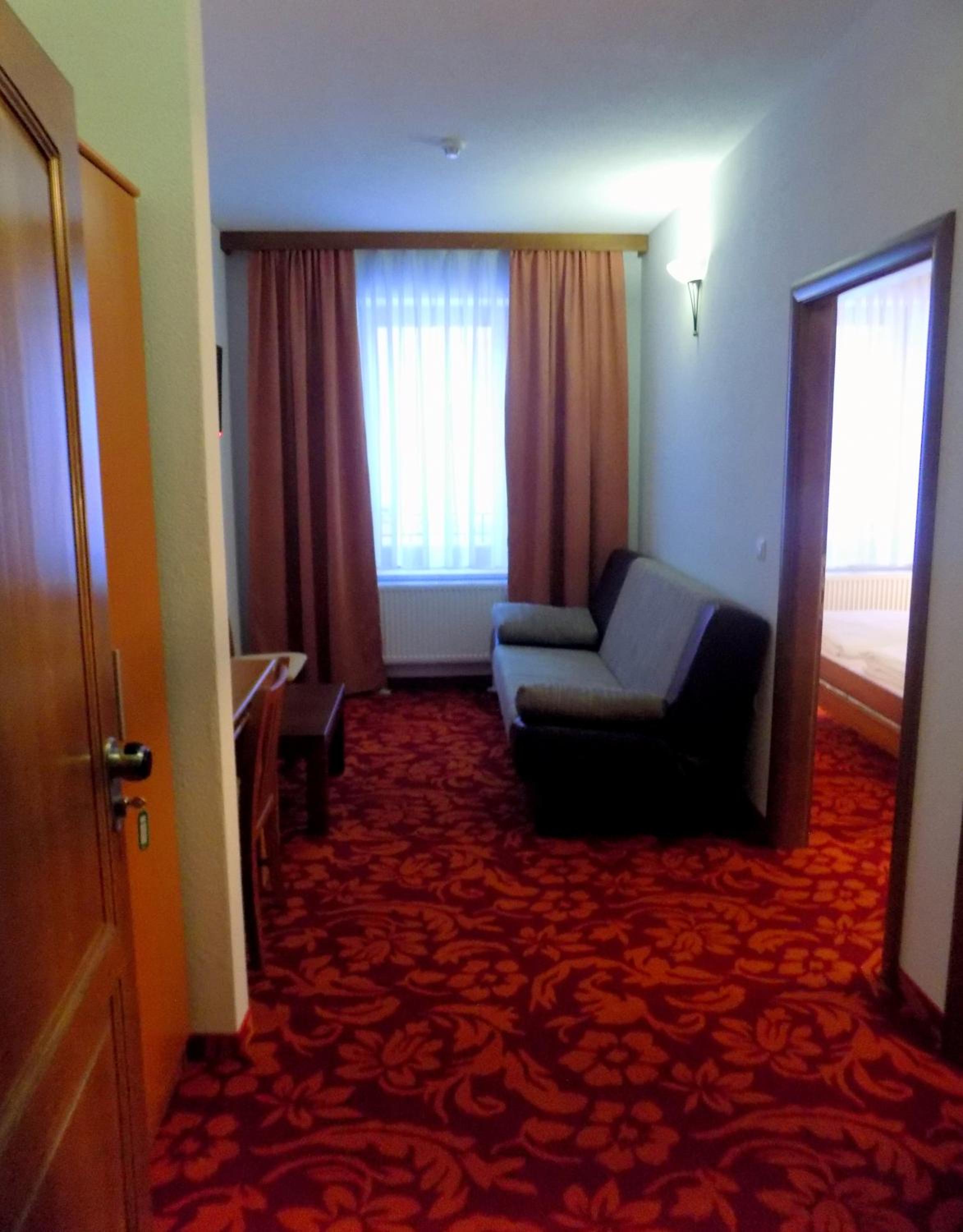 Deluxe Double Room (2 Adults + 1 Child) - Photo 2