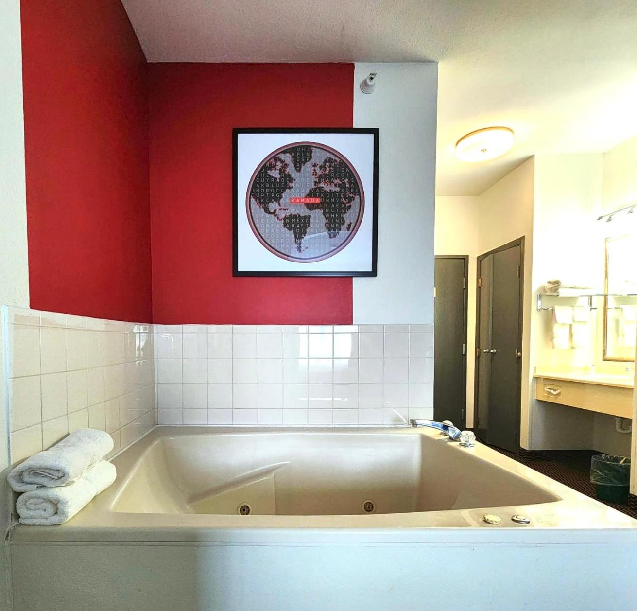Suite with Hot Tub - Photo 3