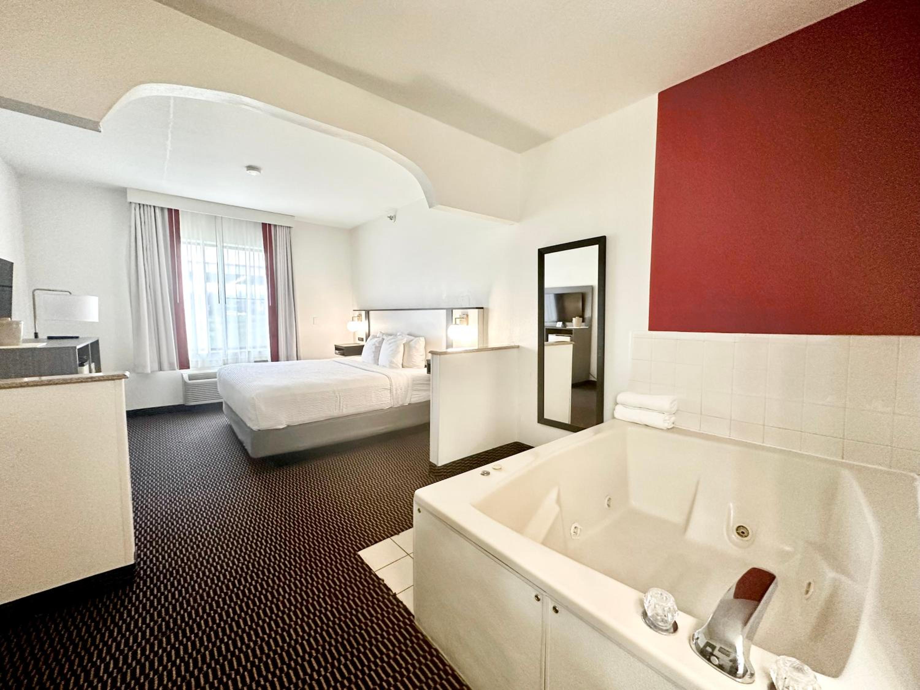 Suite with Hot Tub - Photo 7