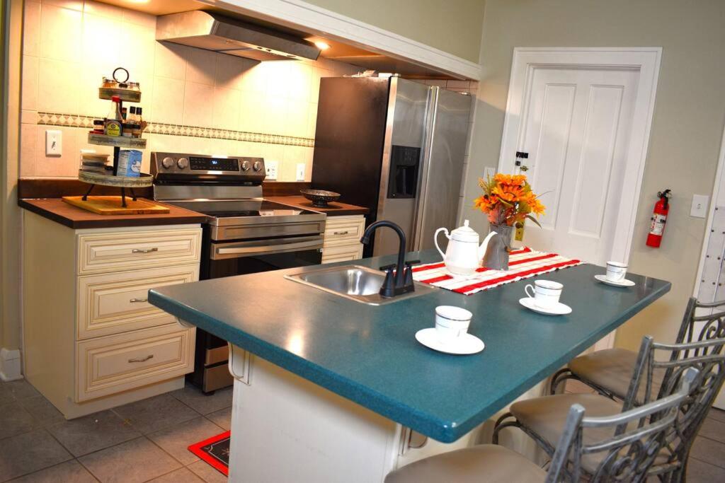 Six-Bedroom House photo 3