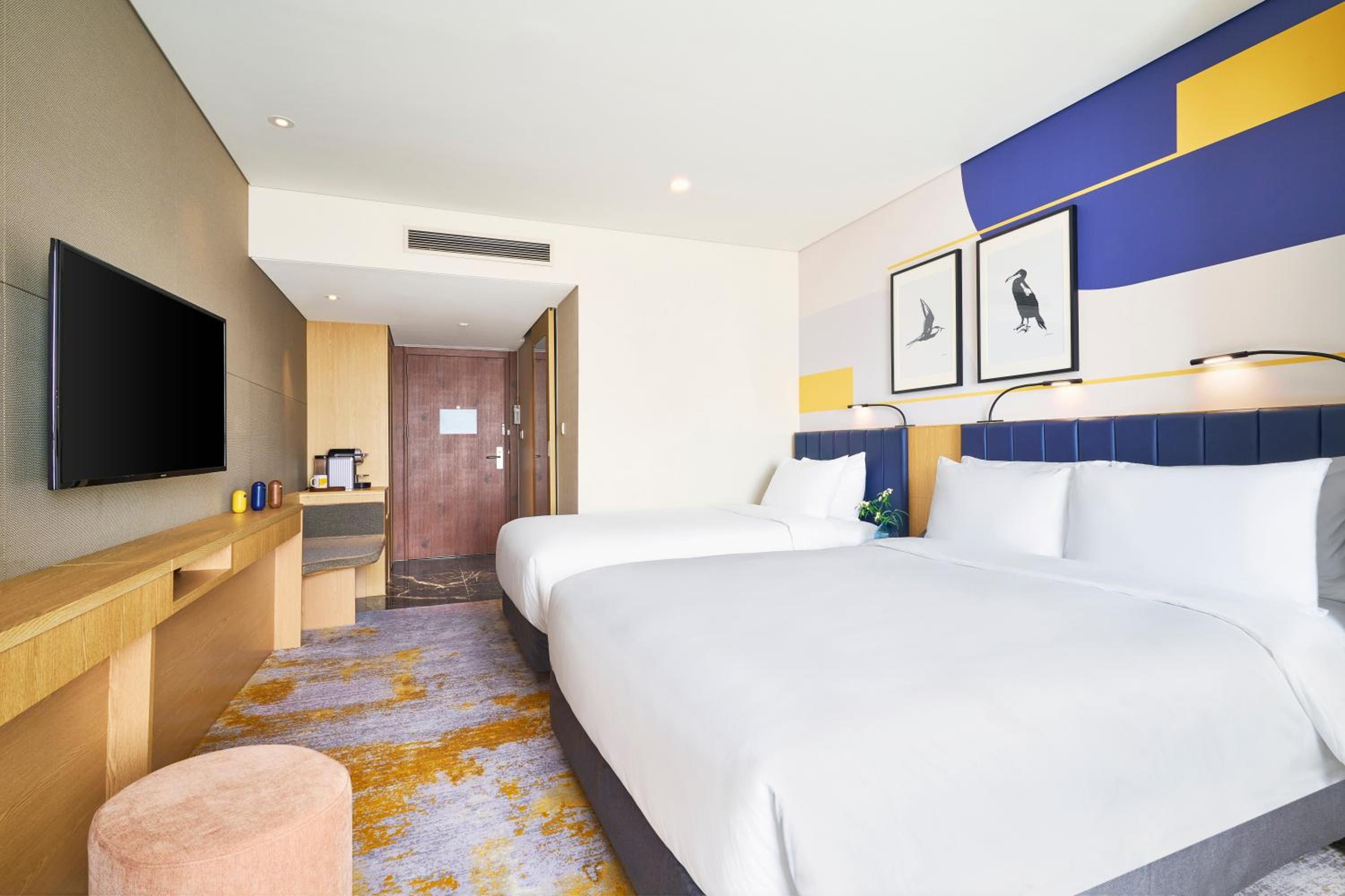 Premium Queen Room with Mountain View - Photo 6