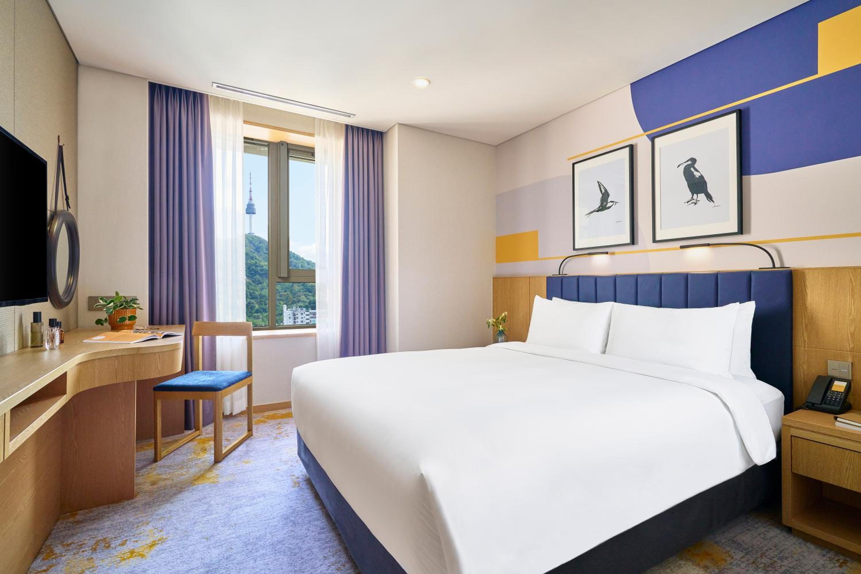 Deluxe King Room with Mountain View - Photo 1