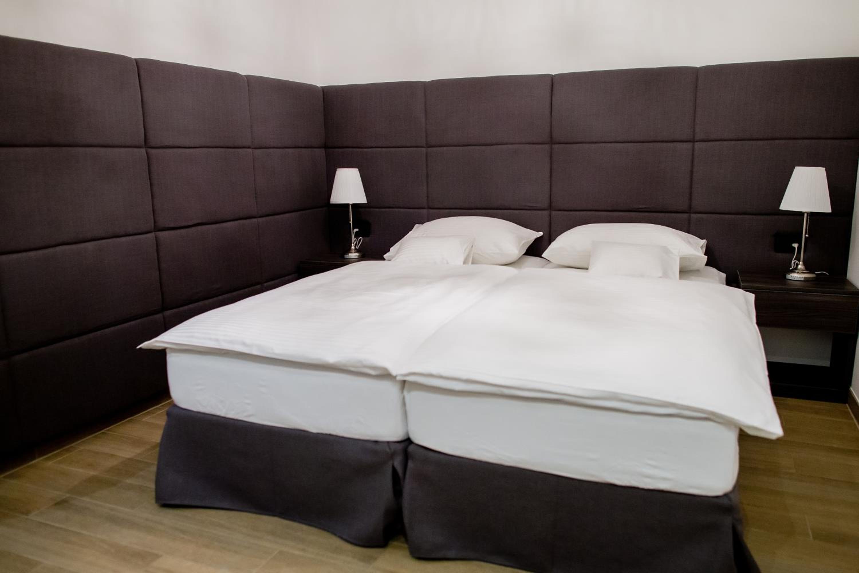 Double Room with Private Bathroom - Photo 10