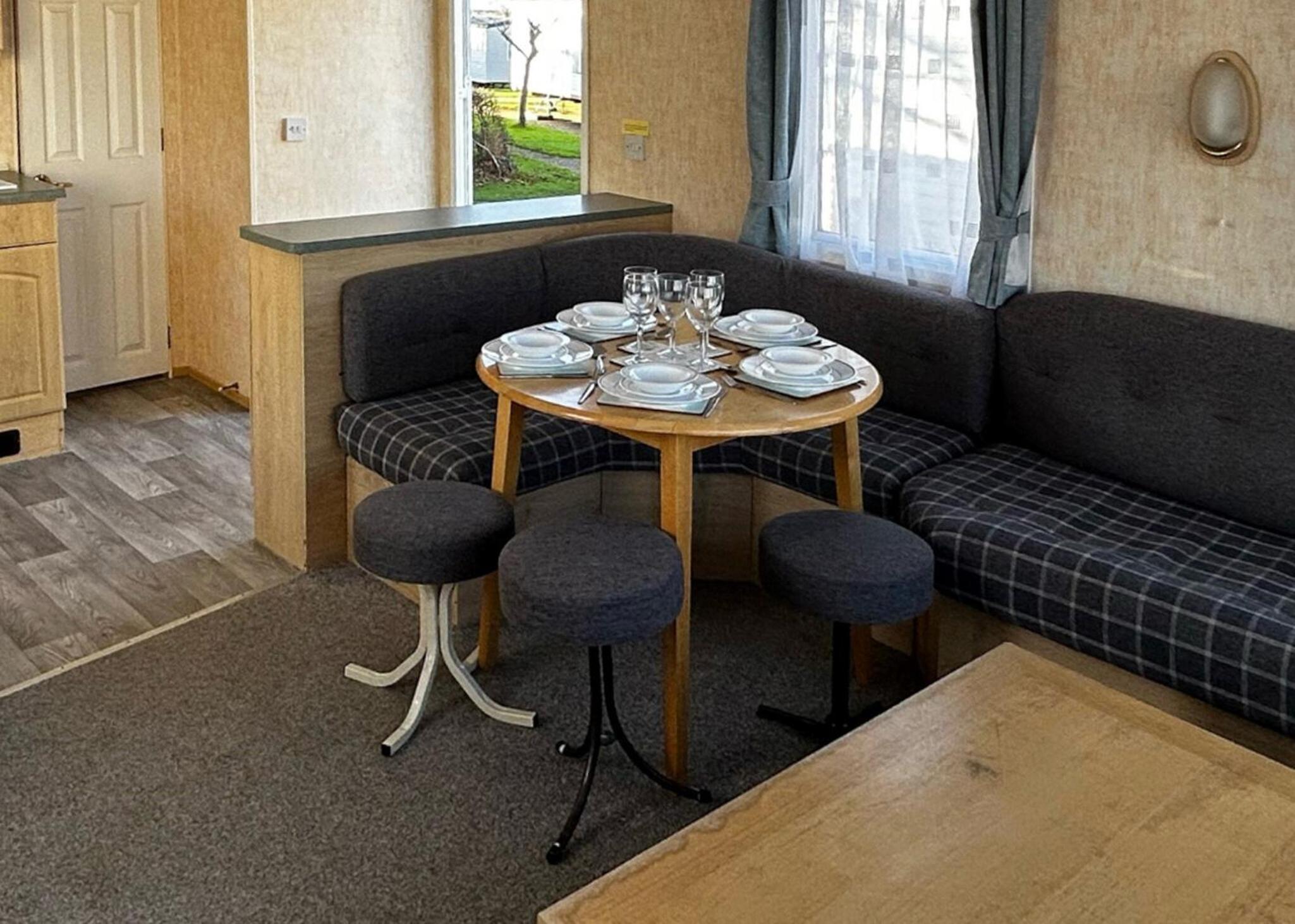 Mobile Home 6 photo 3