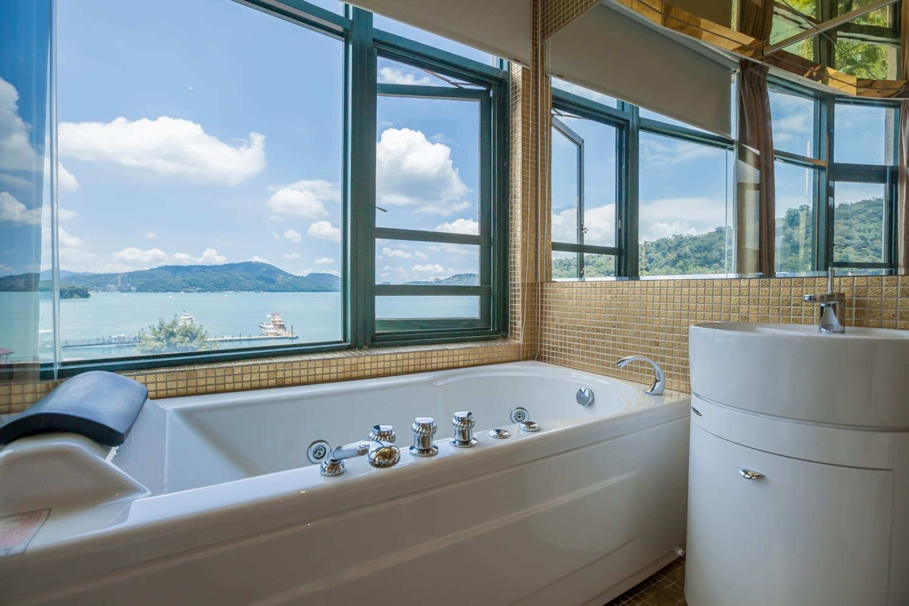 Deluxe Double Room with Lake View - Upper Floors photo 1
