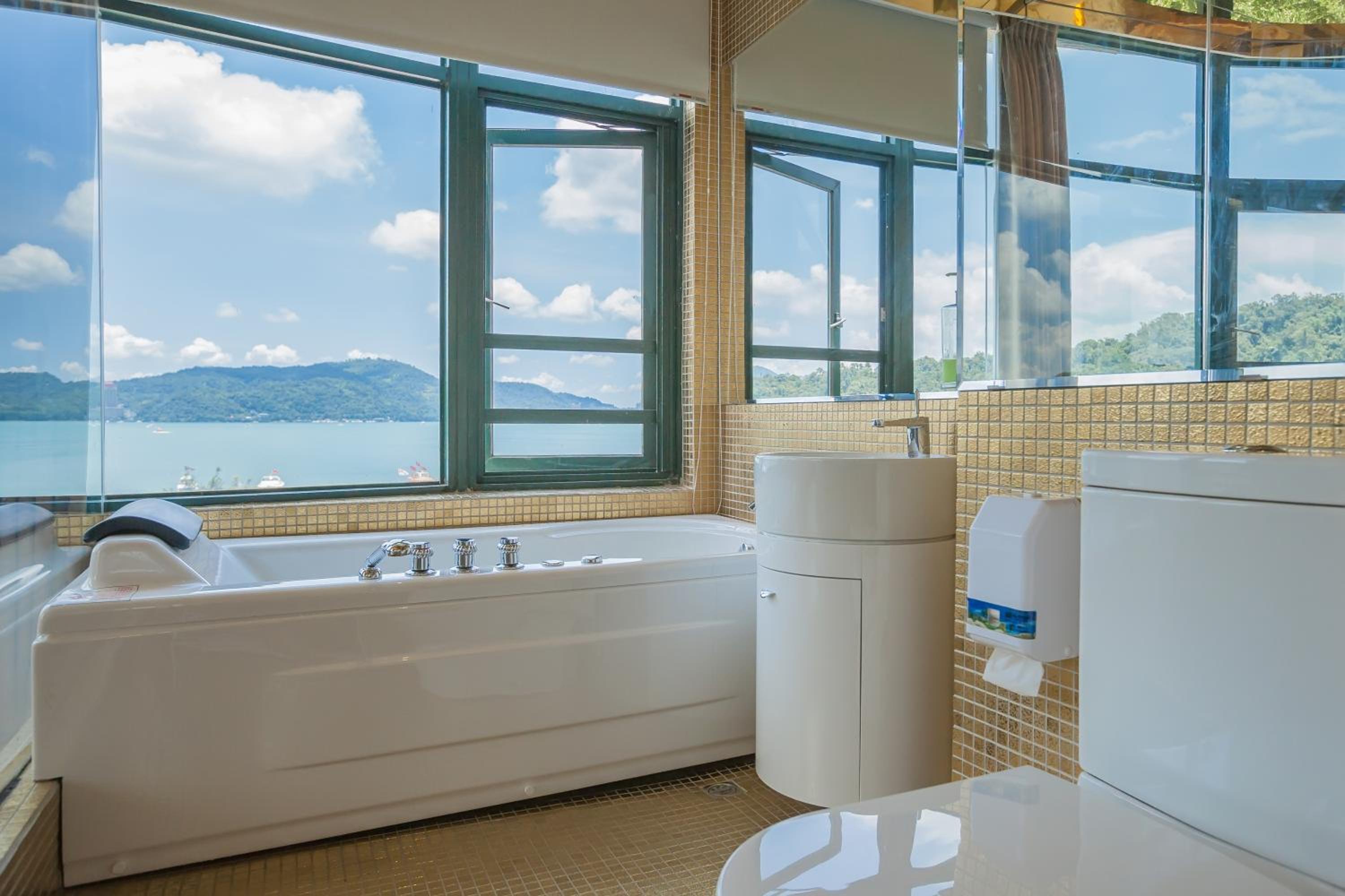 Deluxe Double Room with Lake View - Upper Floors photo 2