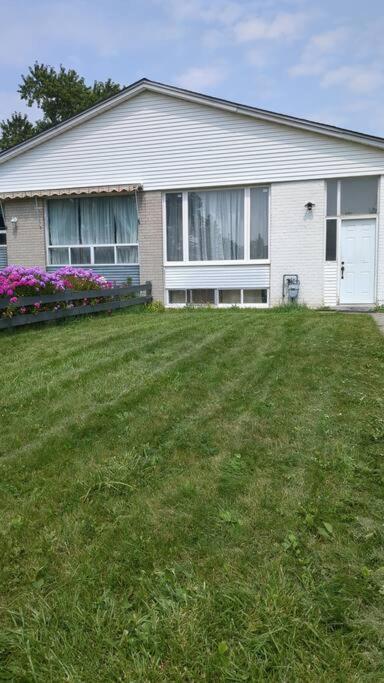 Five-Bedroom House photo 2