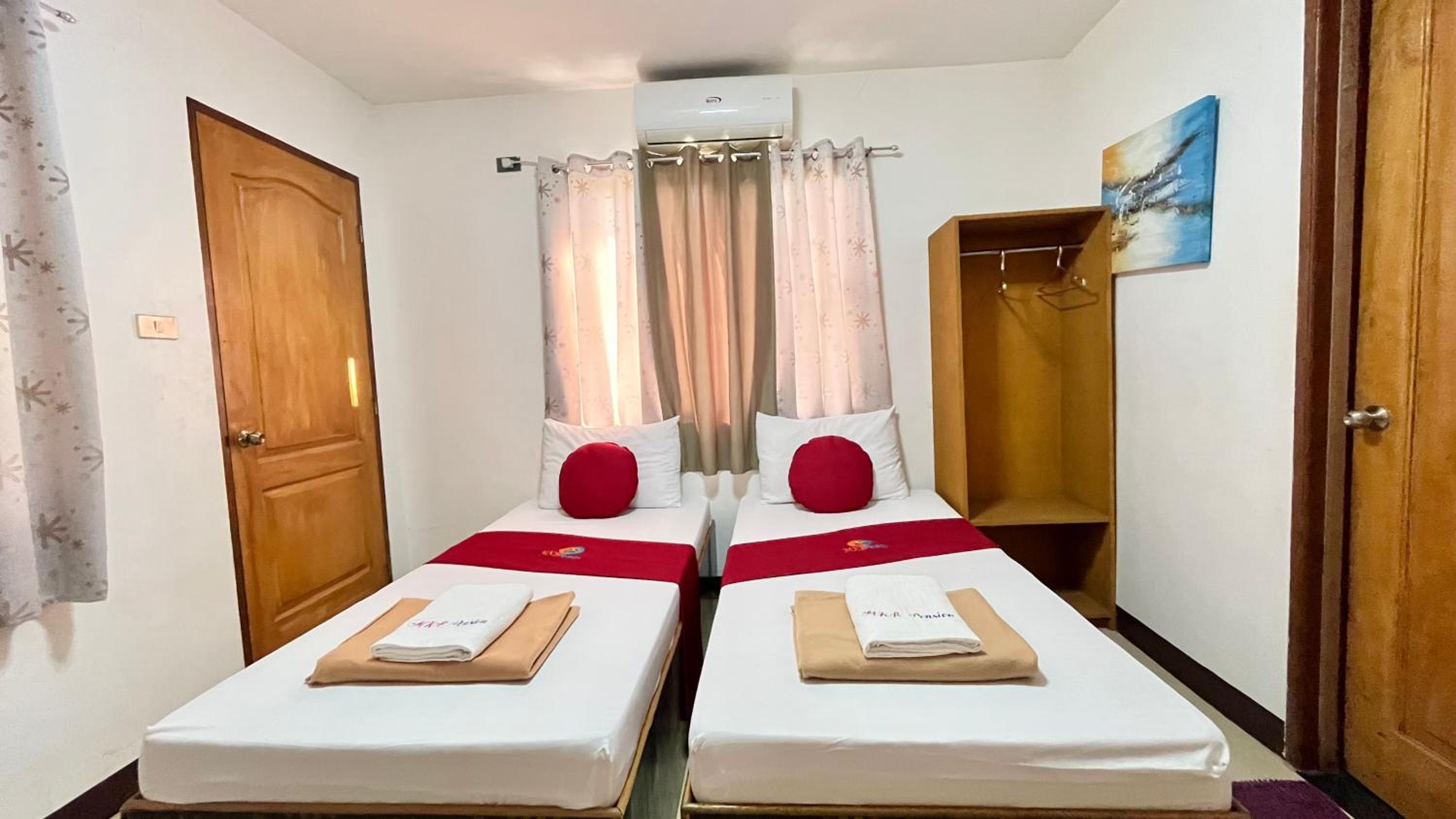 Twin Room - Photo 8