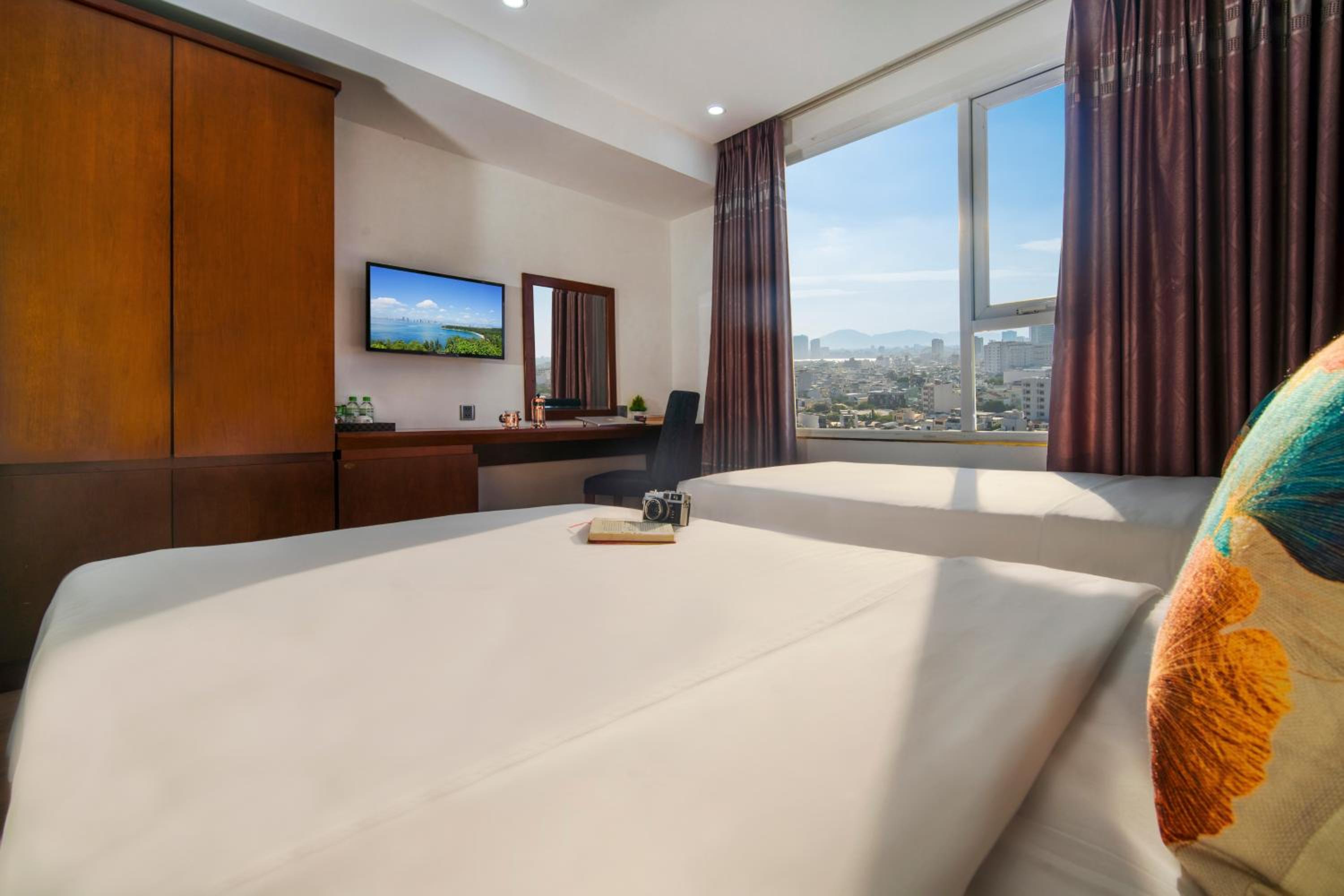 Twin Room With City View - Photo 8