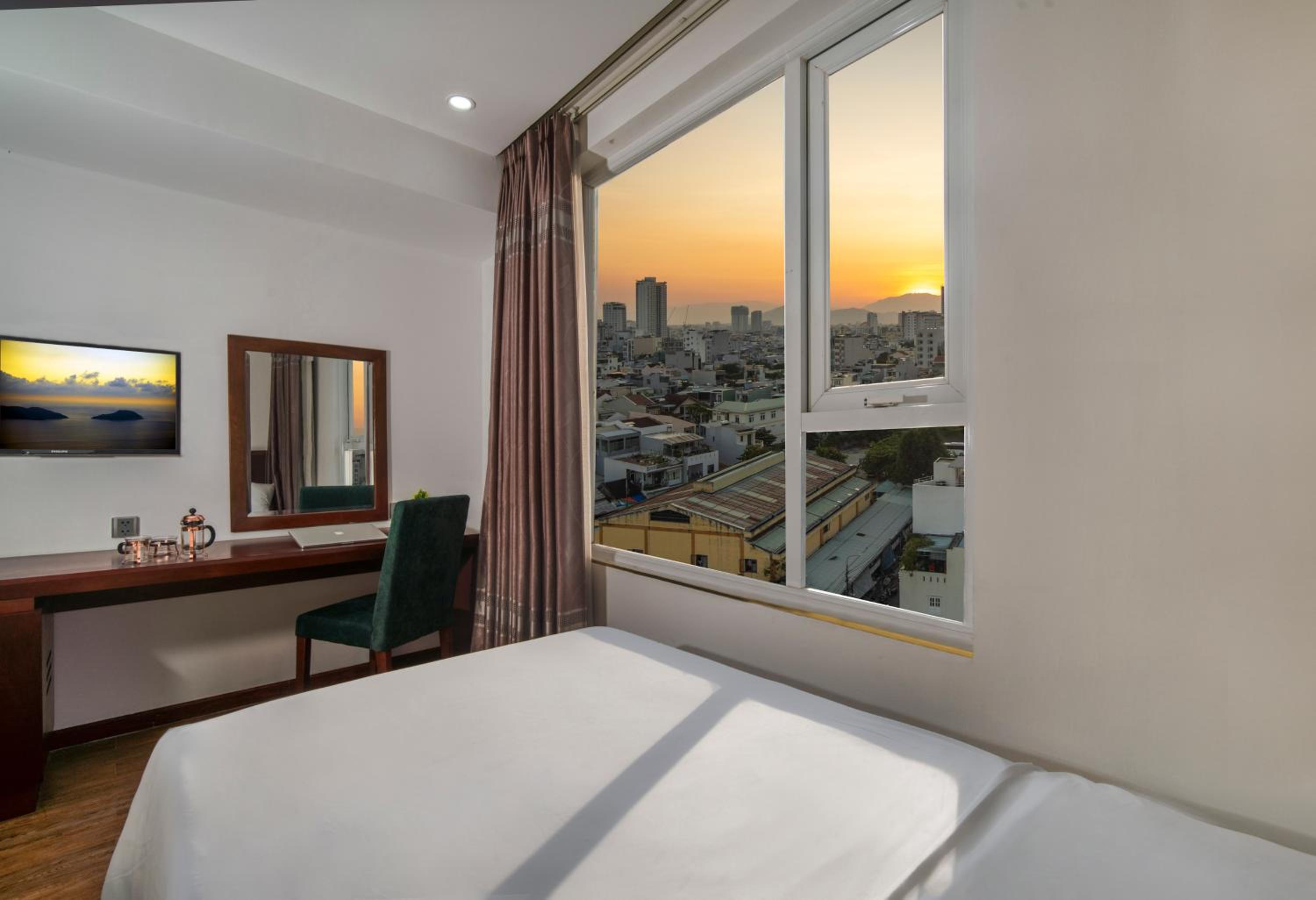 Twin Room With City View - Photo 2