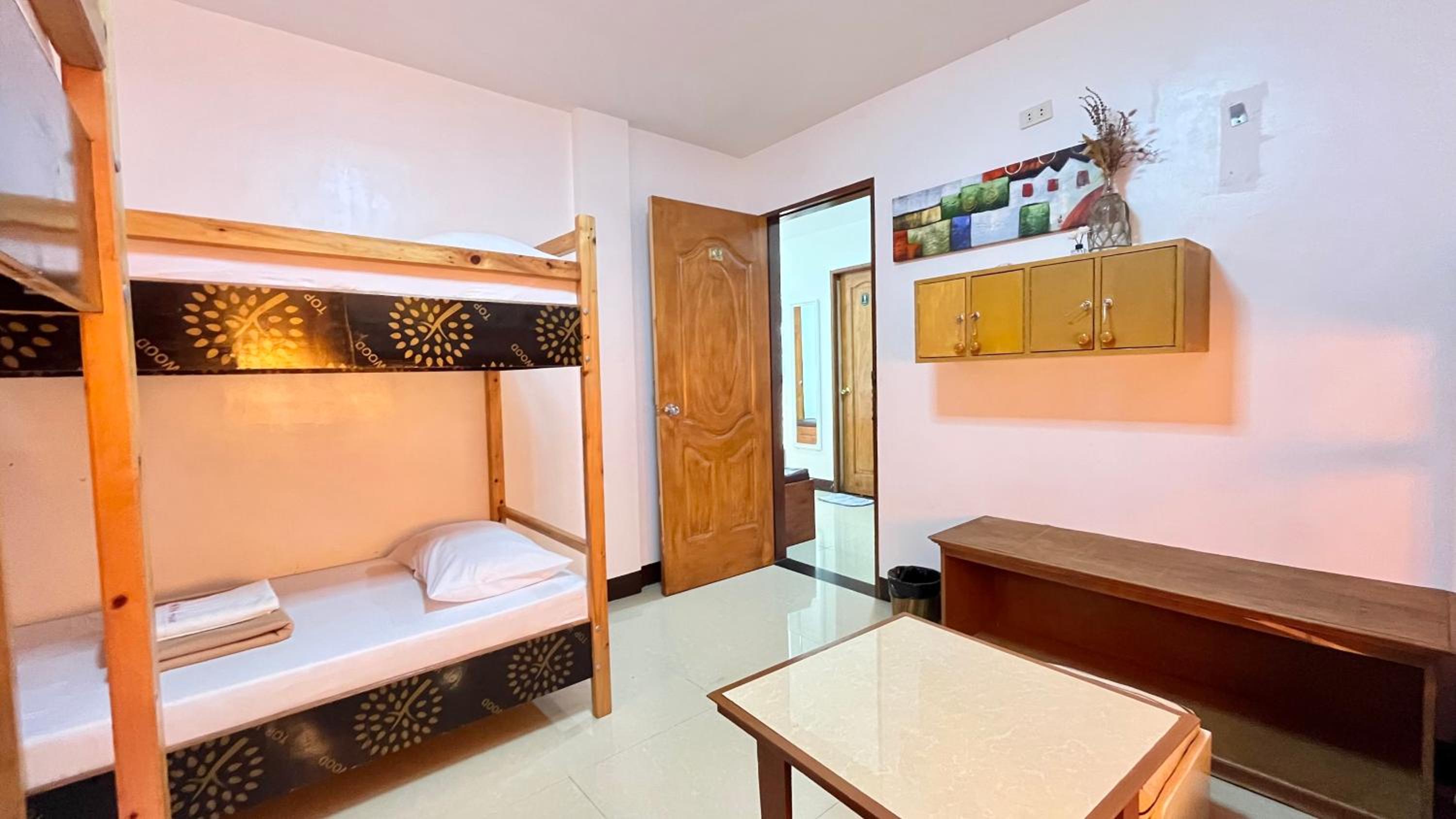 6-Bed Mixed Dormitory Room photo 3