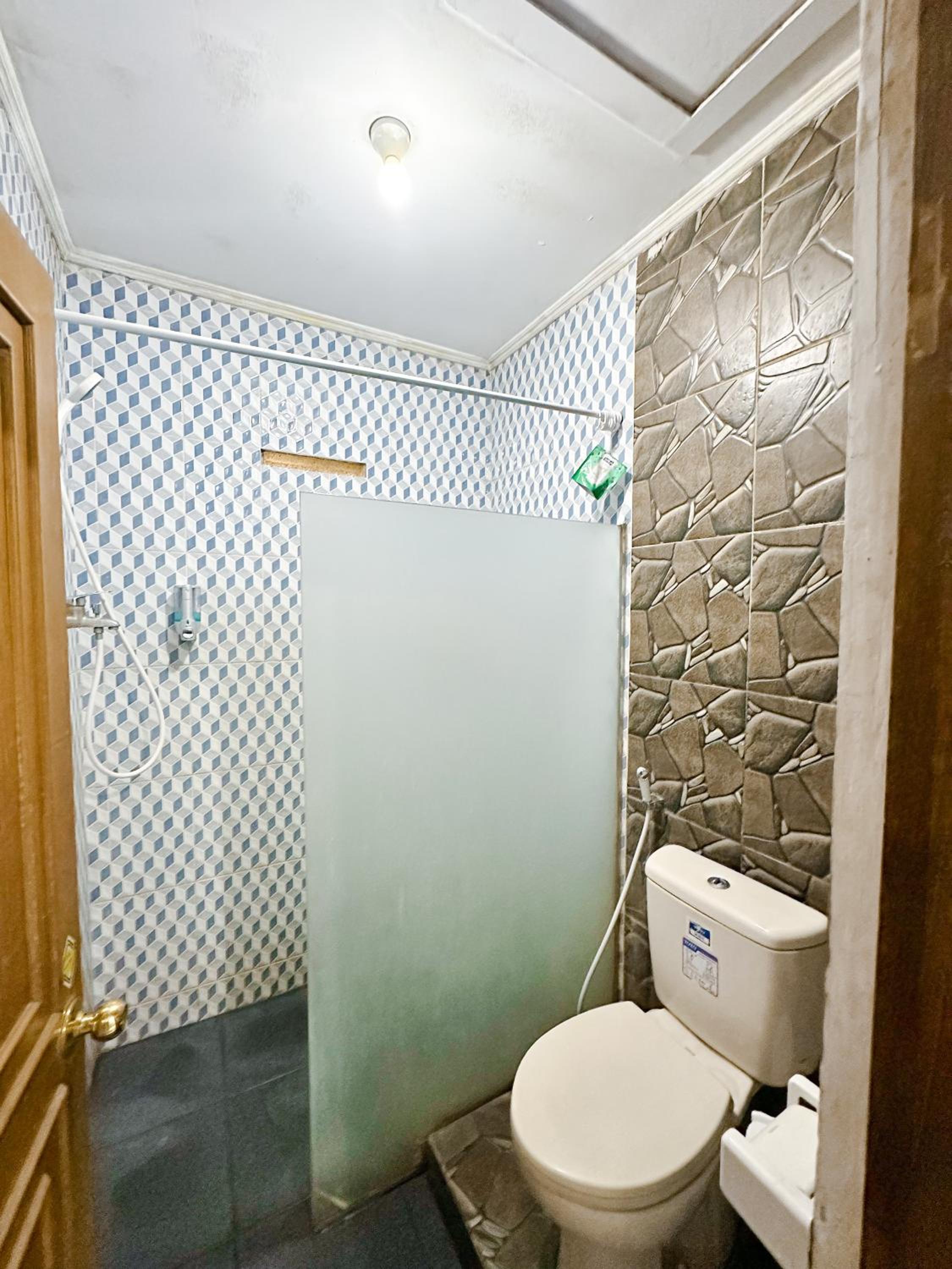 Single Room with Shared Bathroom photo 2