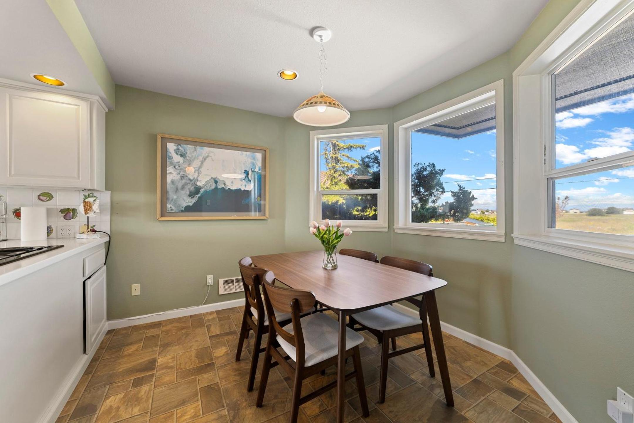 Five-Bedroom House photo 3