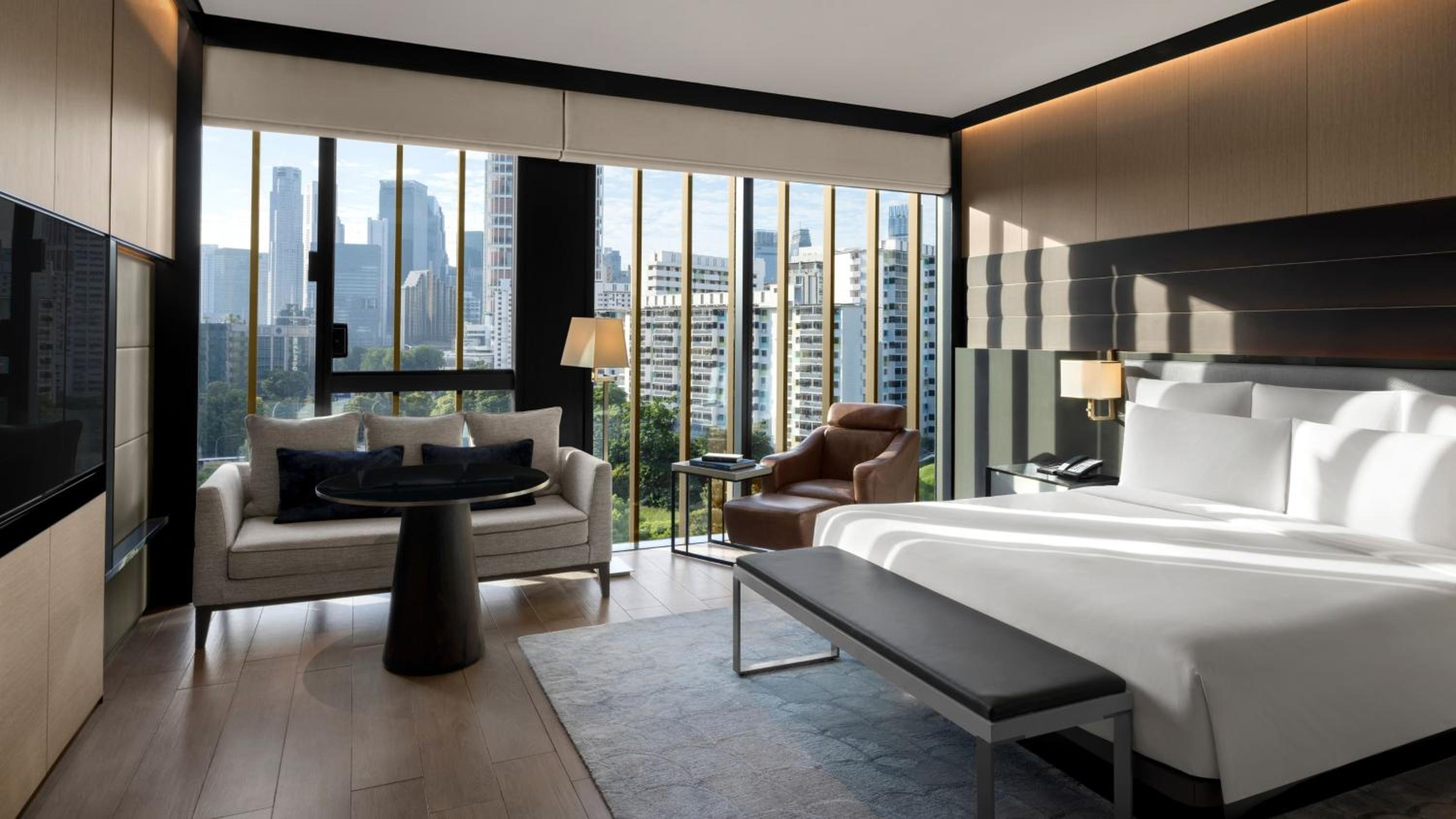 Junior King Suite with River View thumbnail 6